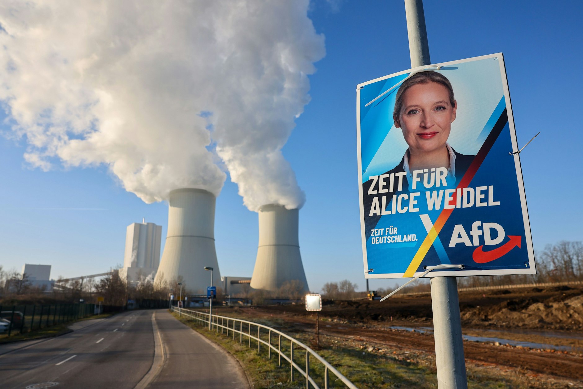 Lippendorf, Sachsen: Ein Wahlplakat der AfD mit einem Bild von Alice Weidel hängt vor den dampfenden Kühltürmen des Kraftwerks Lippendorf.