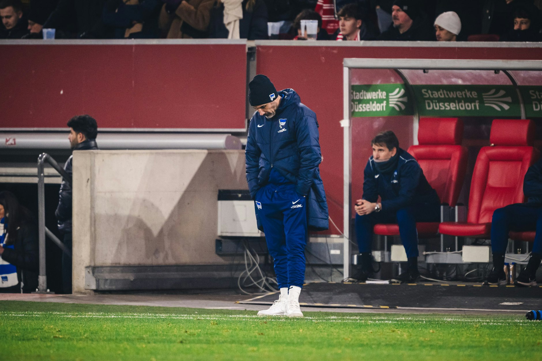 Hängender Kopf! Trainer Cristian Fiel steht vor dem Aus bei Hertha BSC.