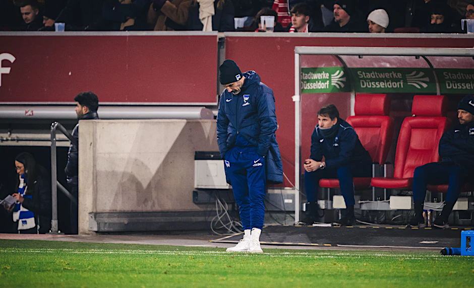 Hängender Kopf! Trainer Cristian Fiel steht vor dem Aus bei Hertha BSC.