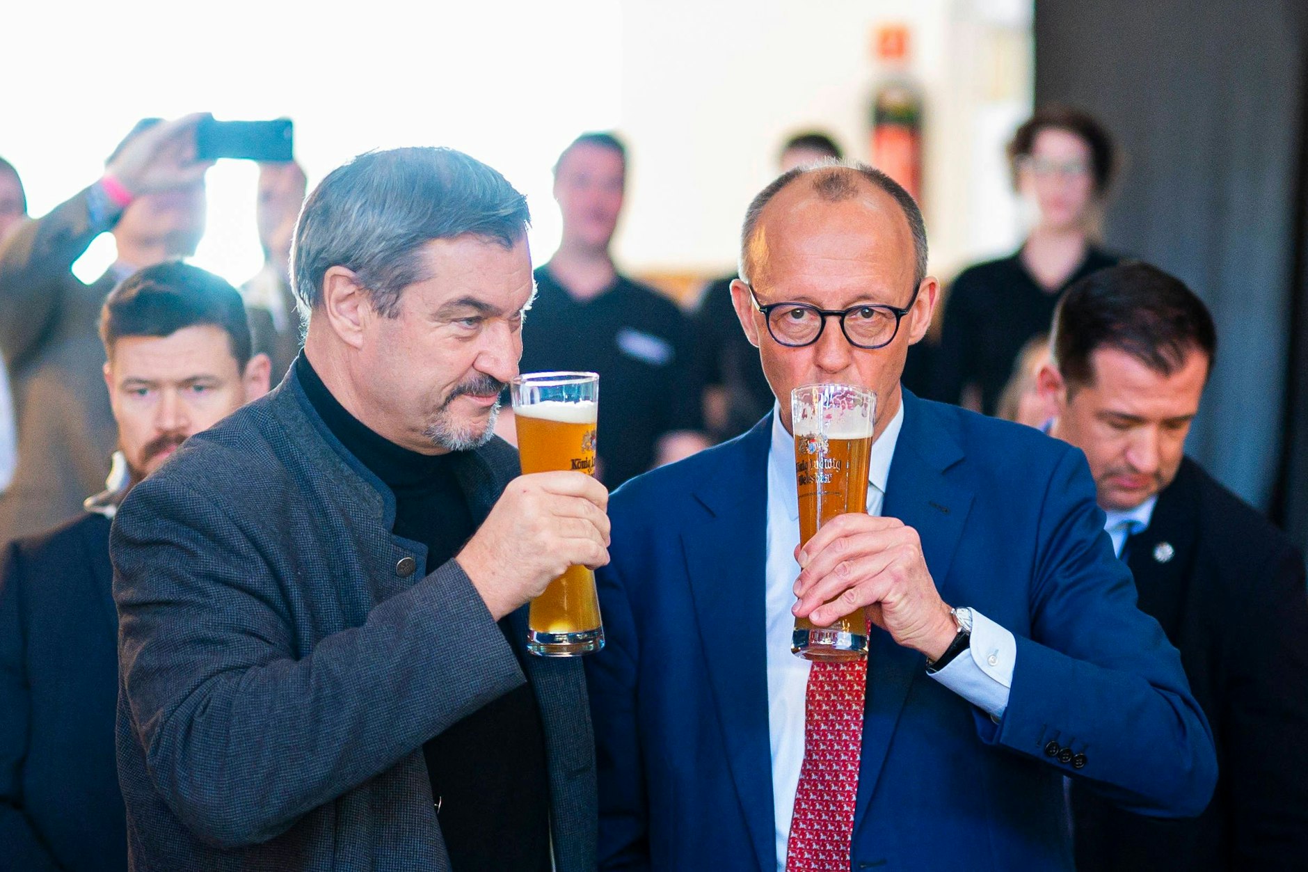 Bier gehört in Deutschland zur Tradition - da gucken auch Friedrich Merz und Markus Söder gern mal ins Glas.