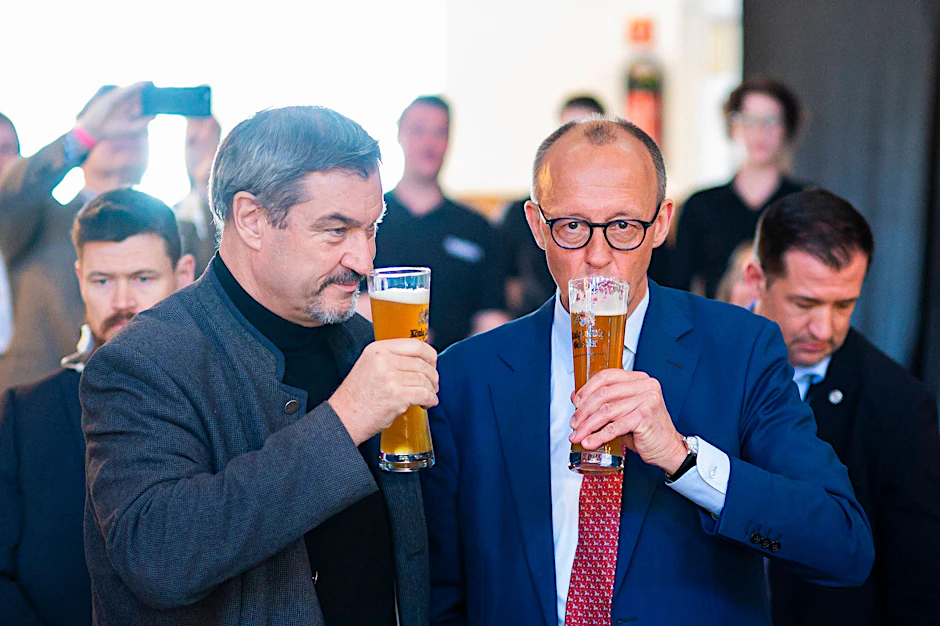 Bier gehört in Deutschland zur Tradition - da gucken auch Friedrich Merz und Markus Söder gern mal ins Glas.