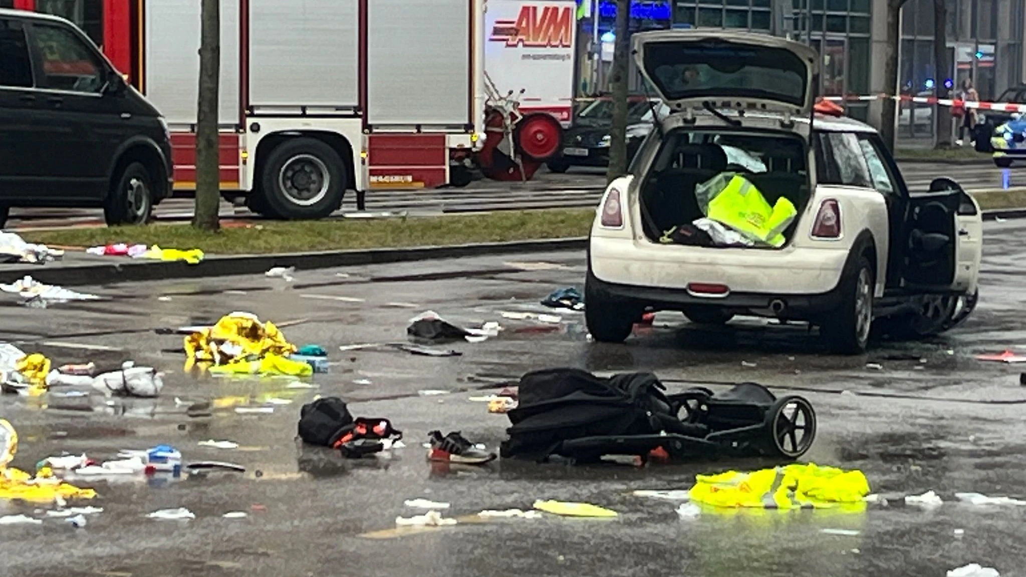 Ein Bild der Verwüstung nach dem Anschlag: Mit diesem Mini Cooper raste Farhad N. am Donnerstag in einen Demonstrationszug.