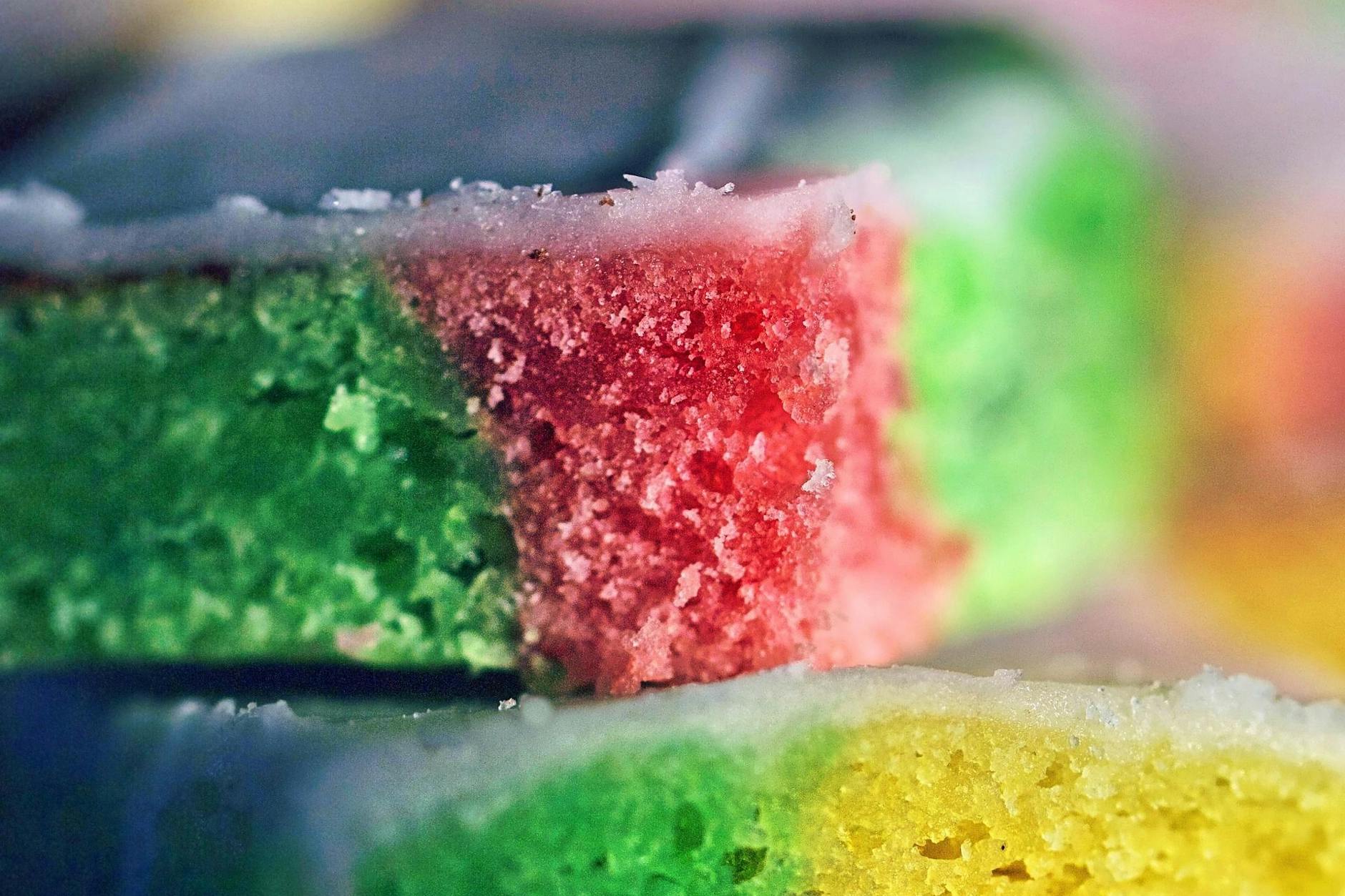 Papageienkuchen ist herrlich bunt - und schmeckt dank verschiedener Zusätze extrem lecker. Im Rezept verraten wir, wie Sie diesen Kuchen backen.