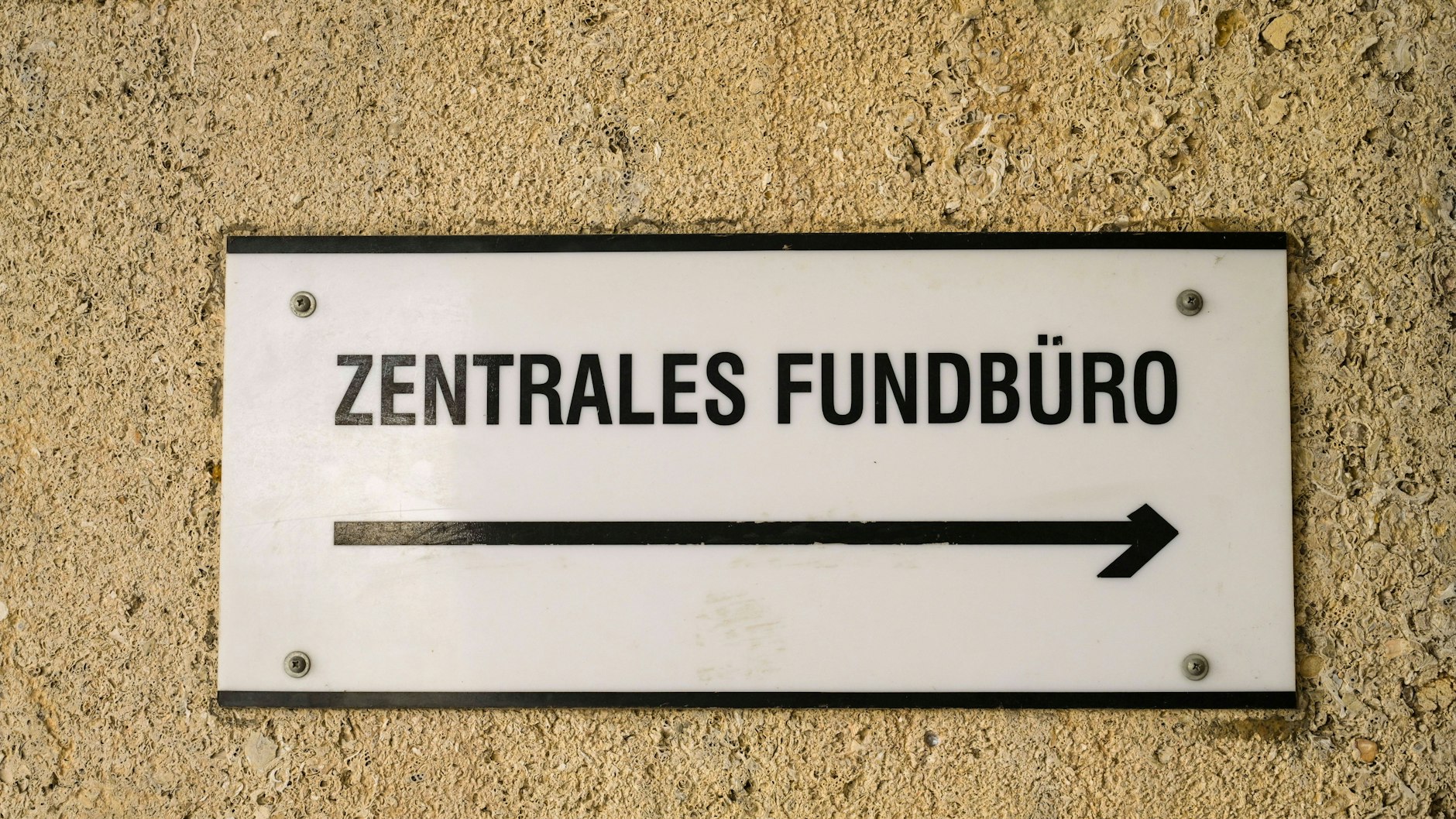 Geldbeträge über 10 Euro müssen in Deutschland ins Fundbüro gebracht werden.