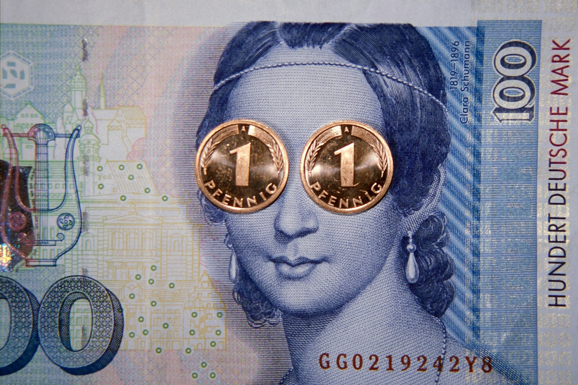 Ein Paar aus Hessen entdeckte 400.000 D-Mark im neuen Haus - doch statt reich sind die beiden nun noch ärmer als zuvor.