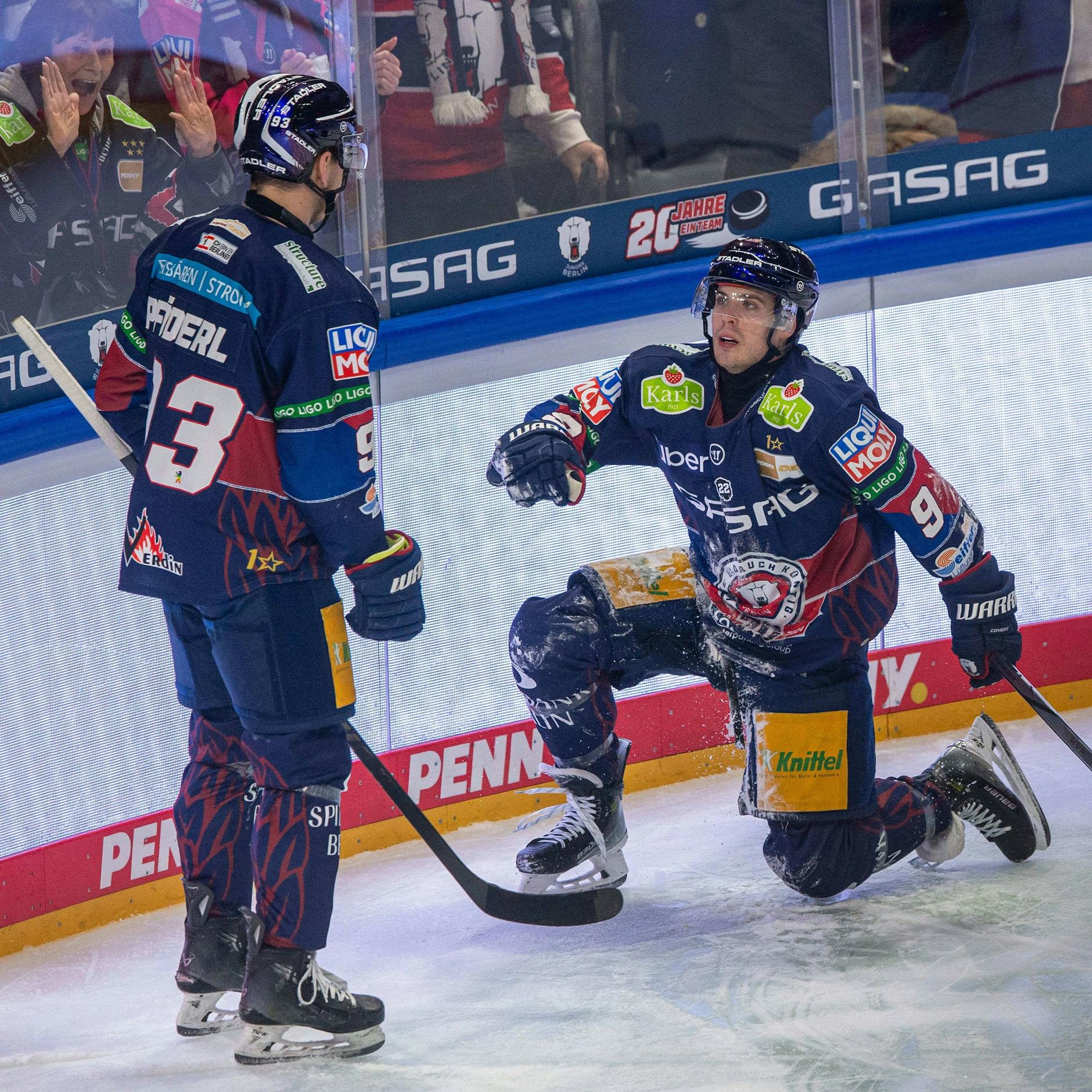 Leo Pföderl und Ty Ronning (r.) spielen beide ein fast unfassbar gute Saison.