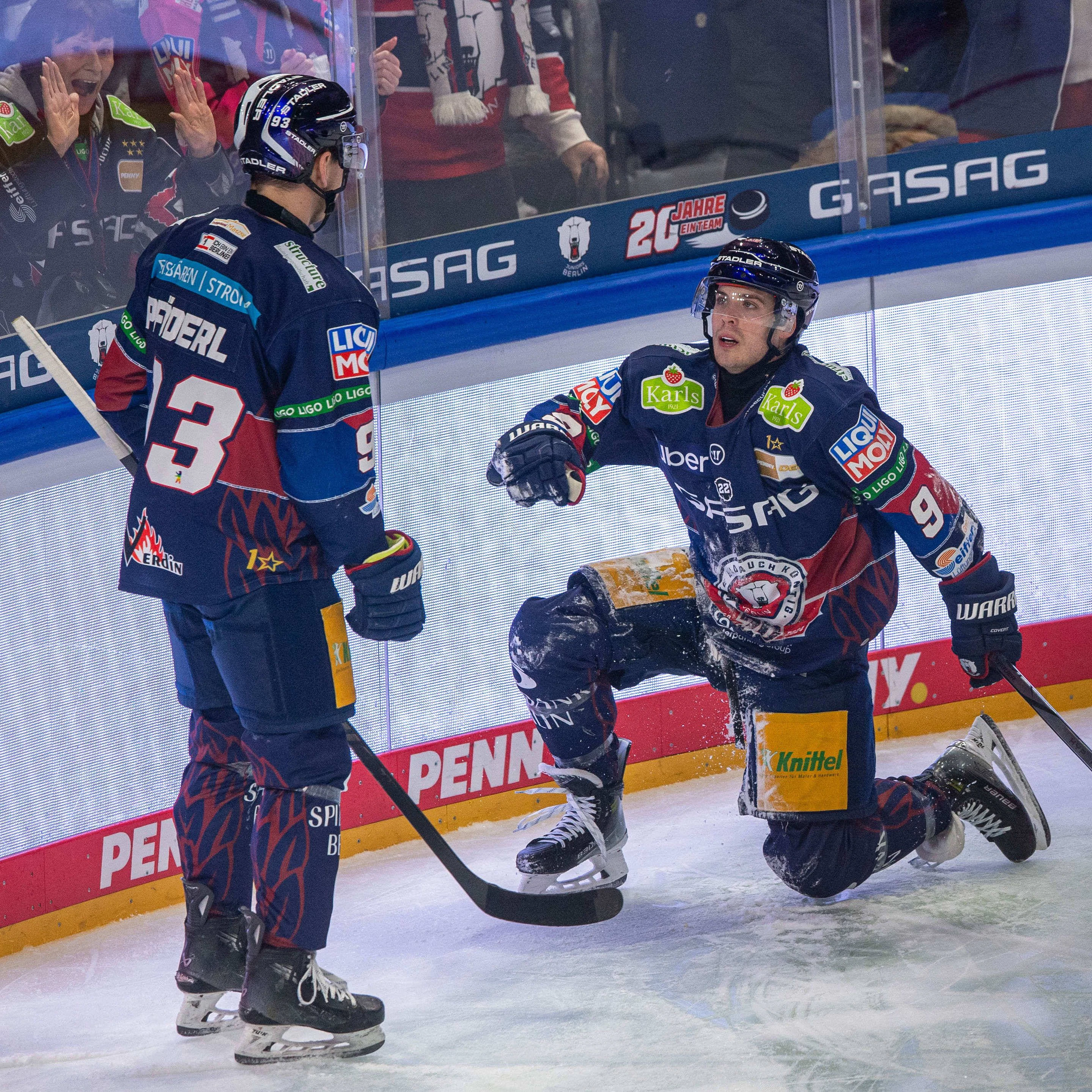Leo Pföderl und Ty Ronning (r.) spielen beide ein fast unfassbar gute Saison.