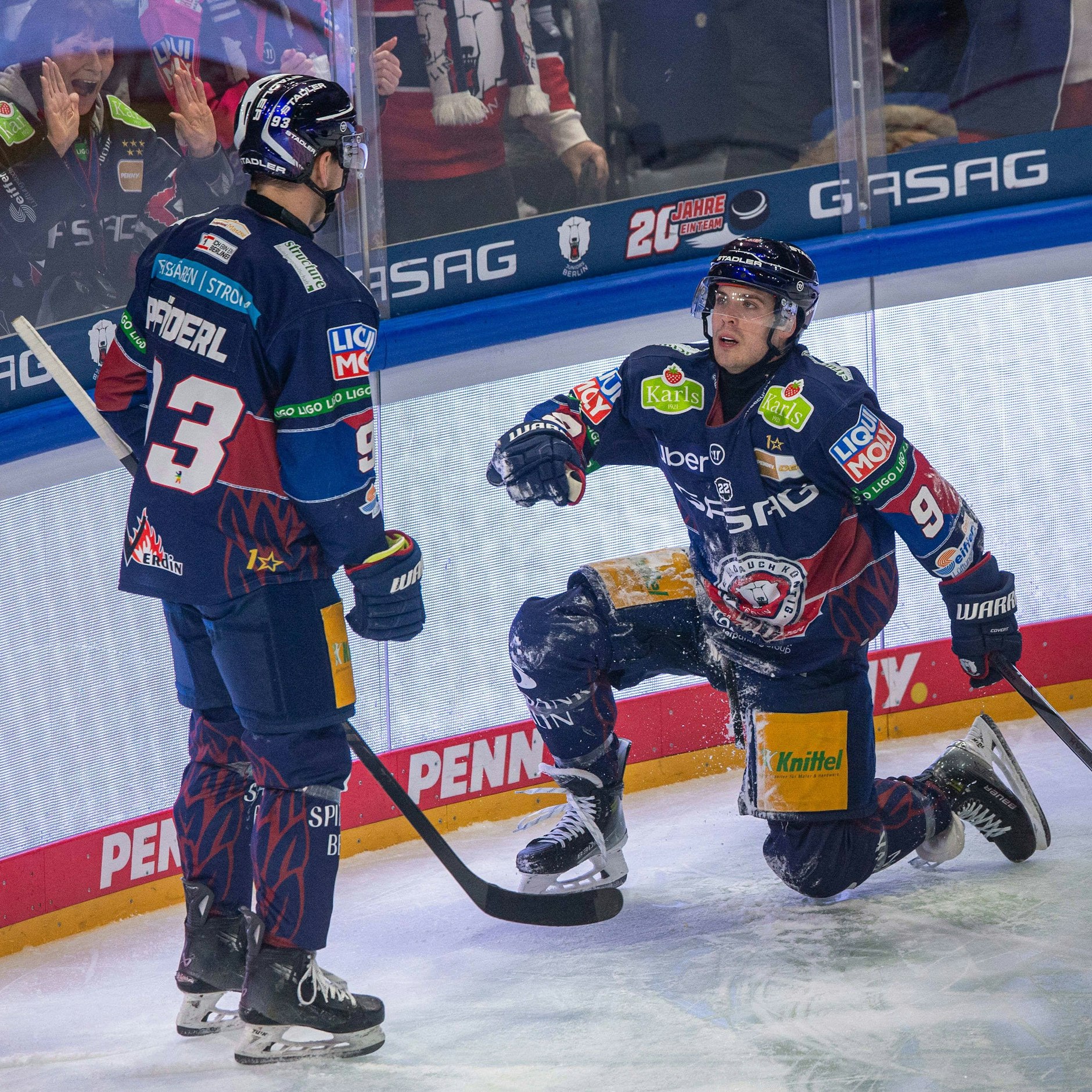 Leo Pföderl und Ty Ronning (r.) spielen beide ein fast unfassbar gute Saison.