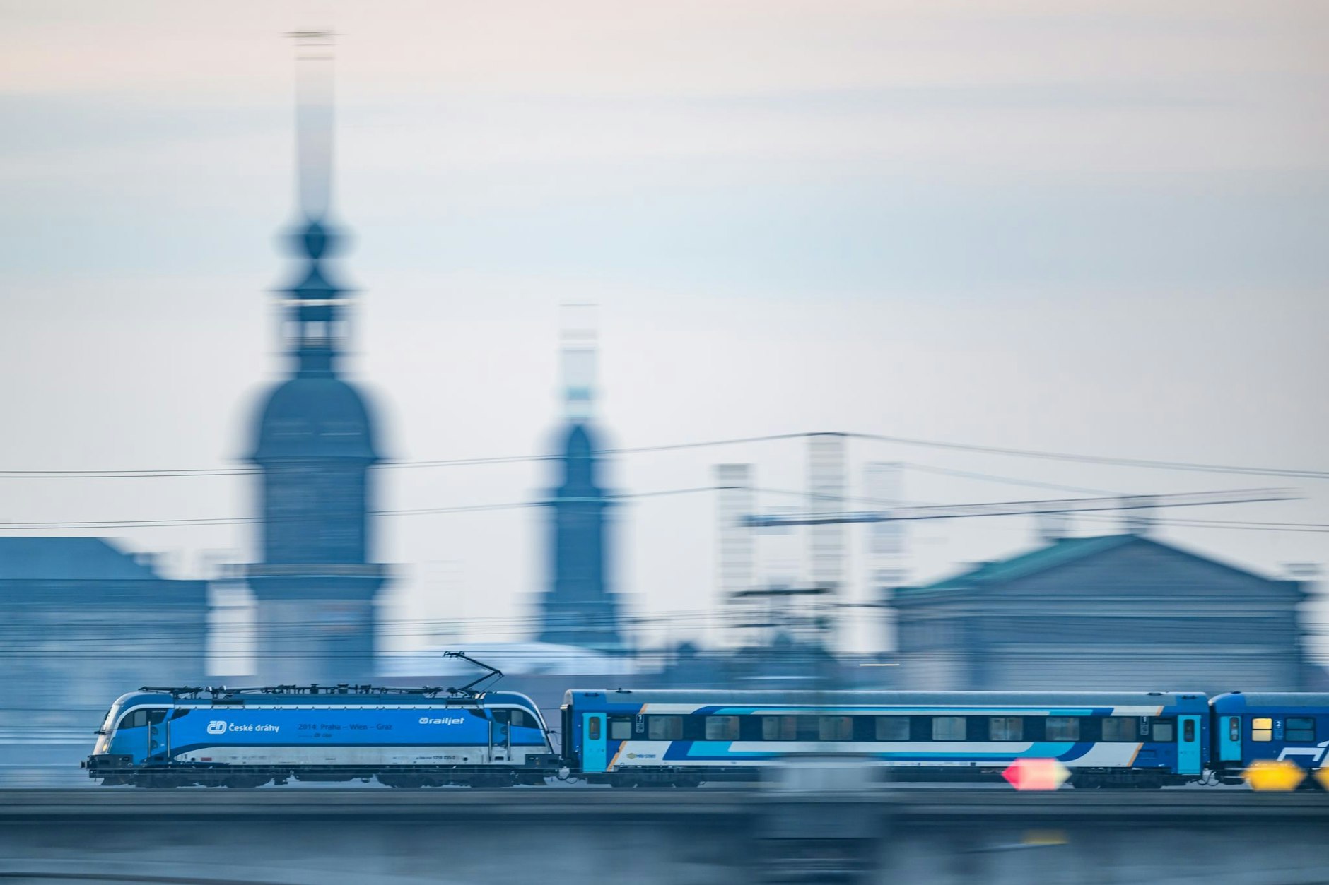 Ein Eurocity-Zug fährt durch Dresden.