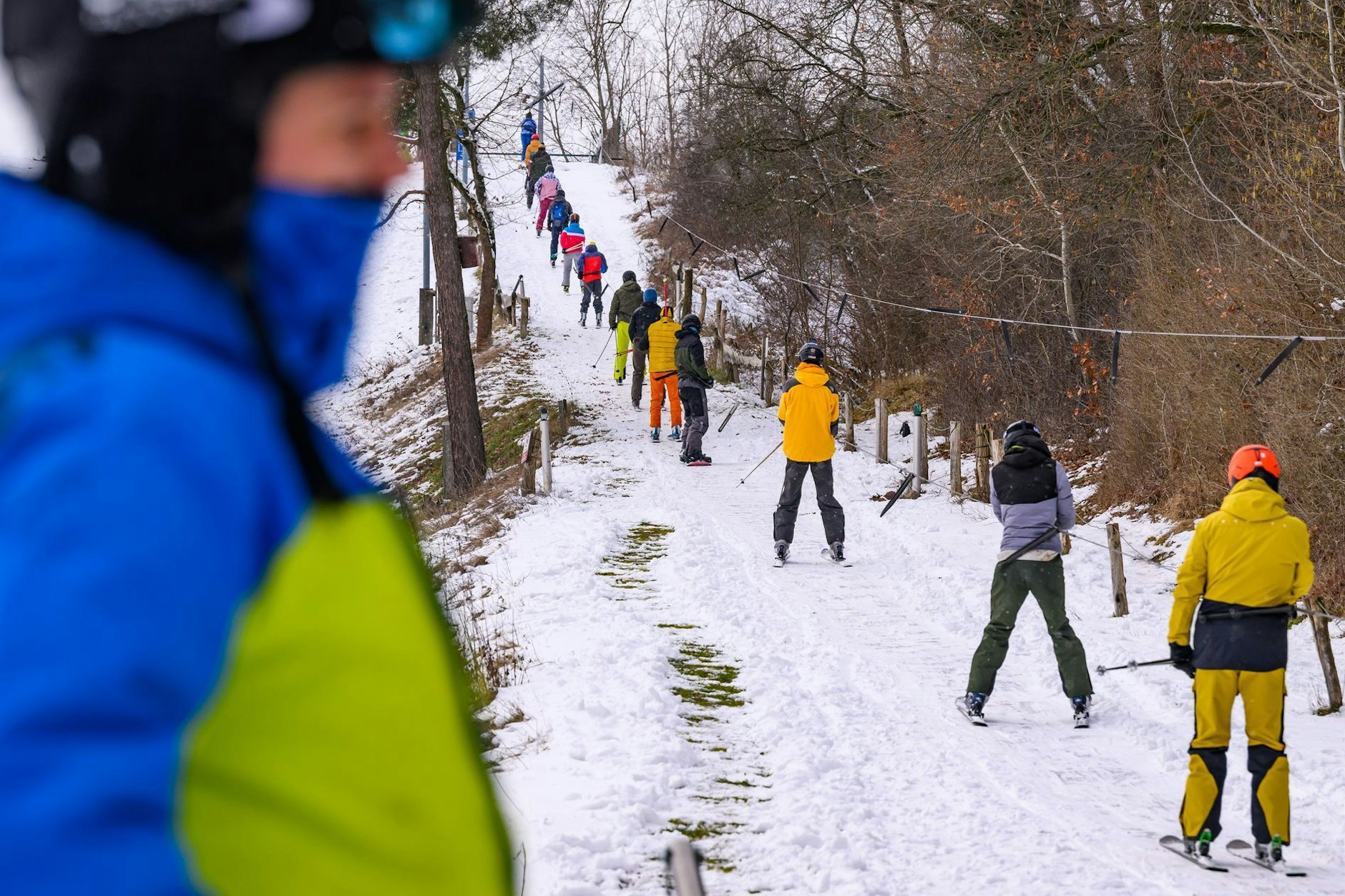 Wintersportbegeisterte sind am Skigebiet Diehloer Berge bei Eisenhüttenstadt. Wenige Brandenburger wissen: In Brandenburgs Osten gibt es ein kleines Ski-Gebiet.  