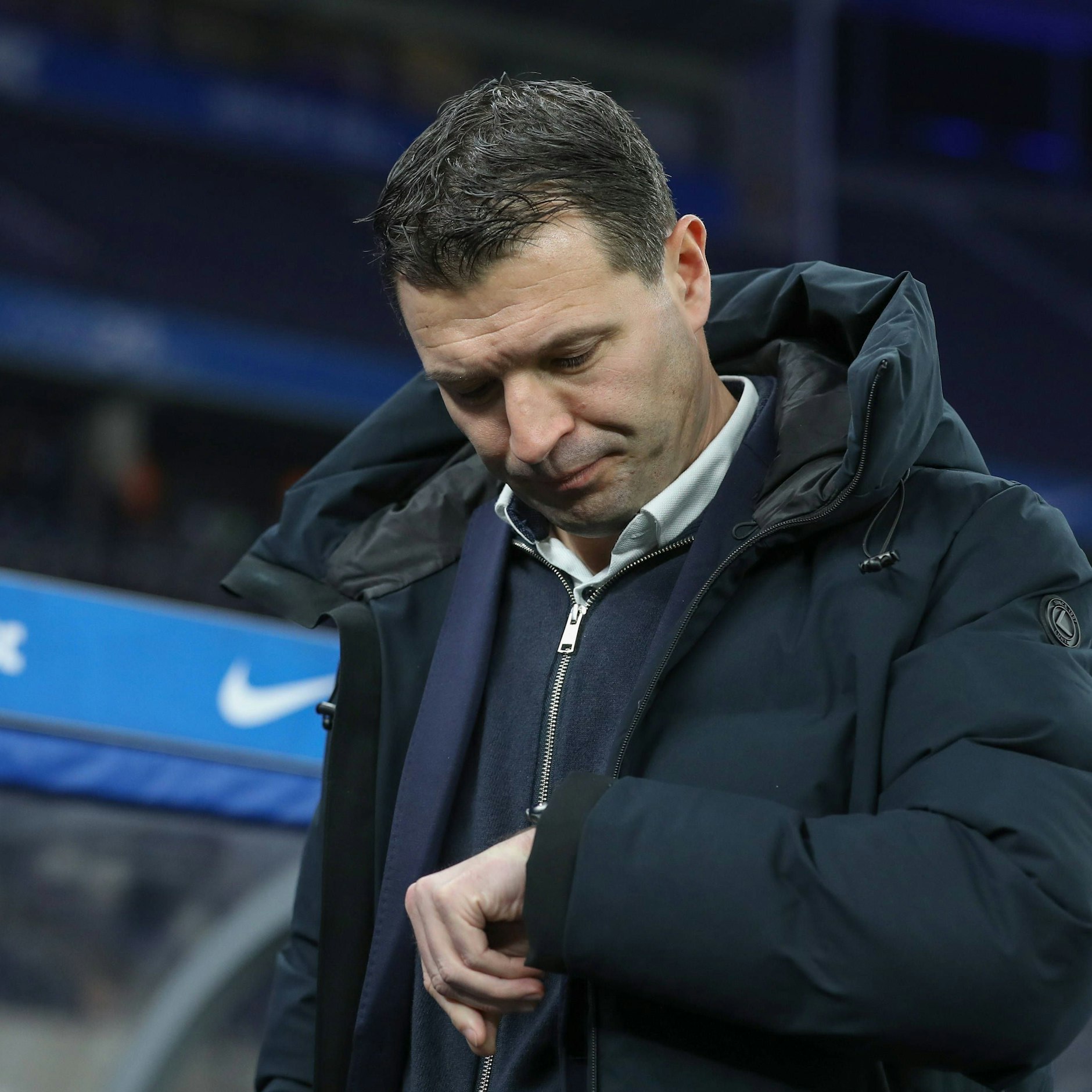 Hertha-Sportdirektor Benjamin Weber schaut auf die Uhr: Die Zeit für Trainer Cristian Fiel ist jetzt wohl abgelaufen.