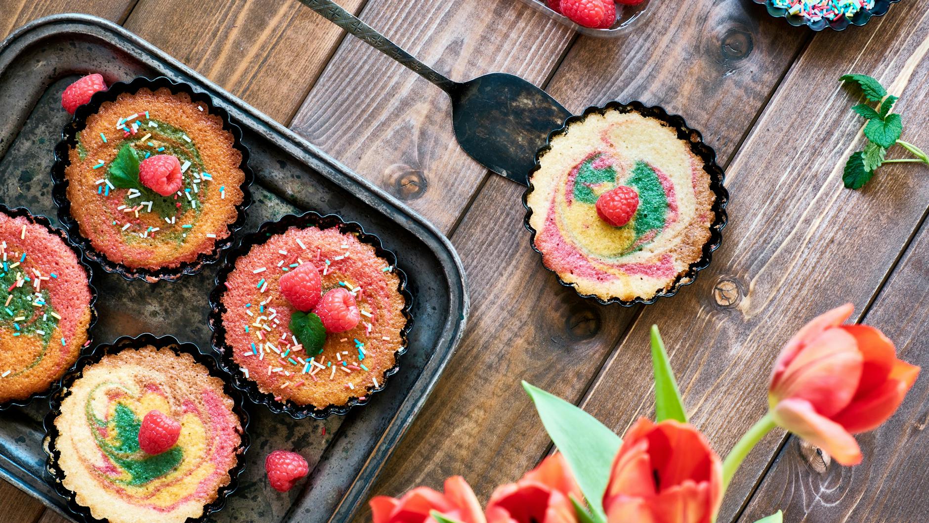 Papageienkuchen kann man laut Rezept auf einem großen Blech zubereiten, aber auch in kleinen Muffinförmchen - so wird er perfekt für den Kindergeburtstag!