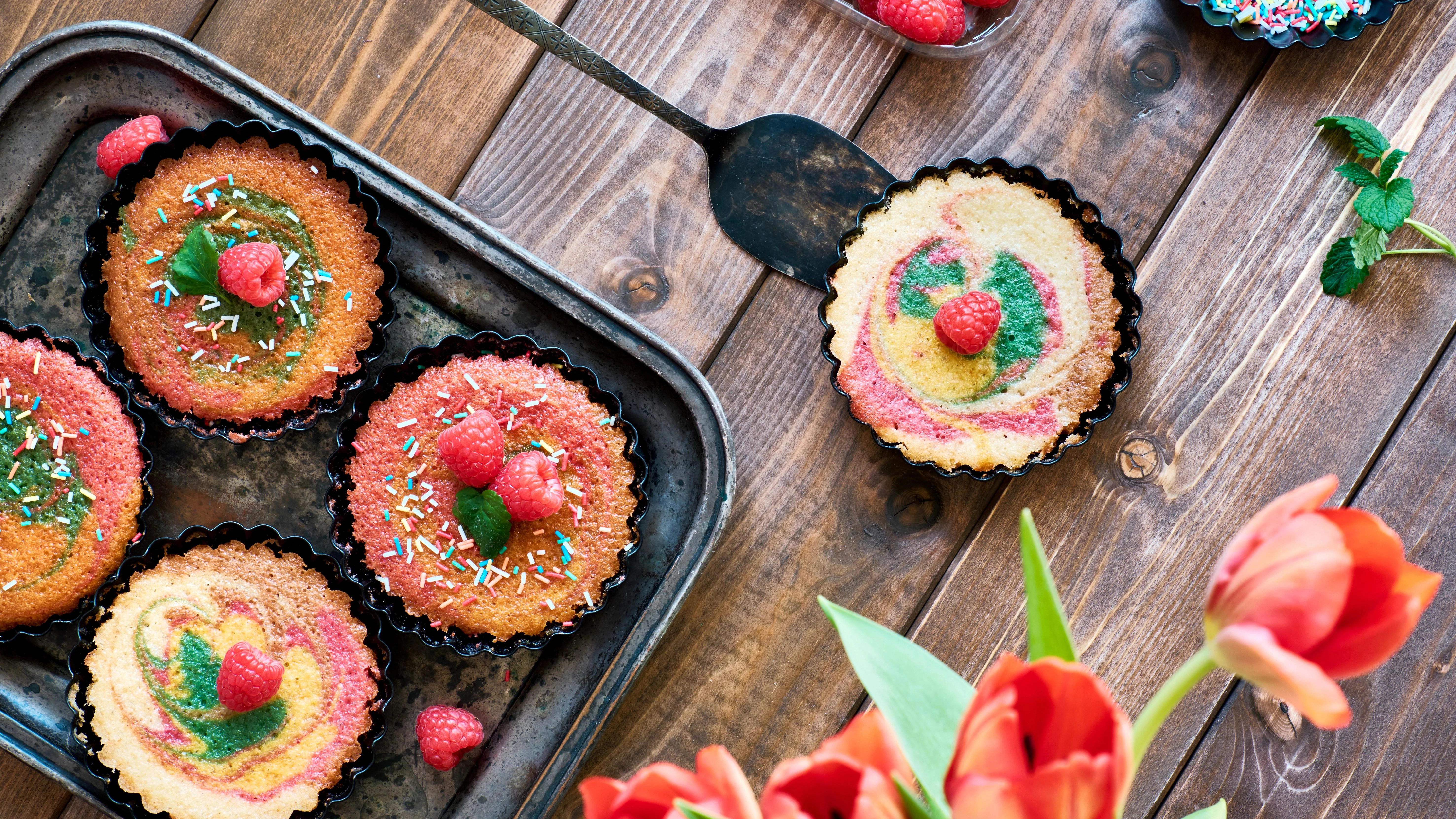 Papageienkuchen kann man laut Rezept auf einem großen Blech zubereiten, aber auch in kleinen Muffinförmchen - so wird er perfekt für den Kindergeburtstag!