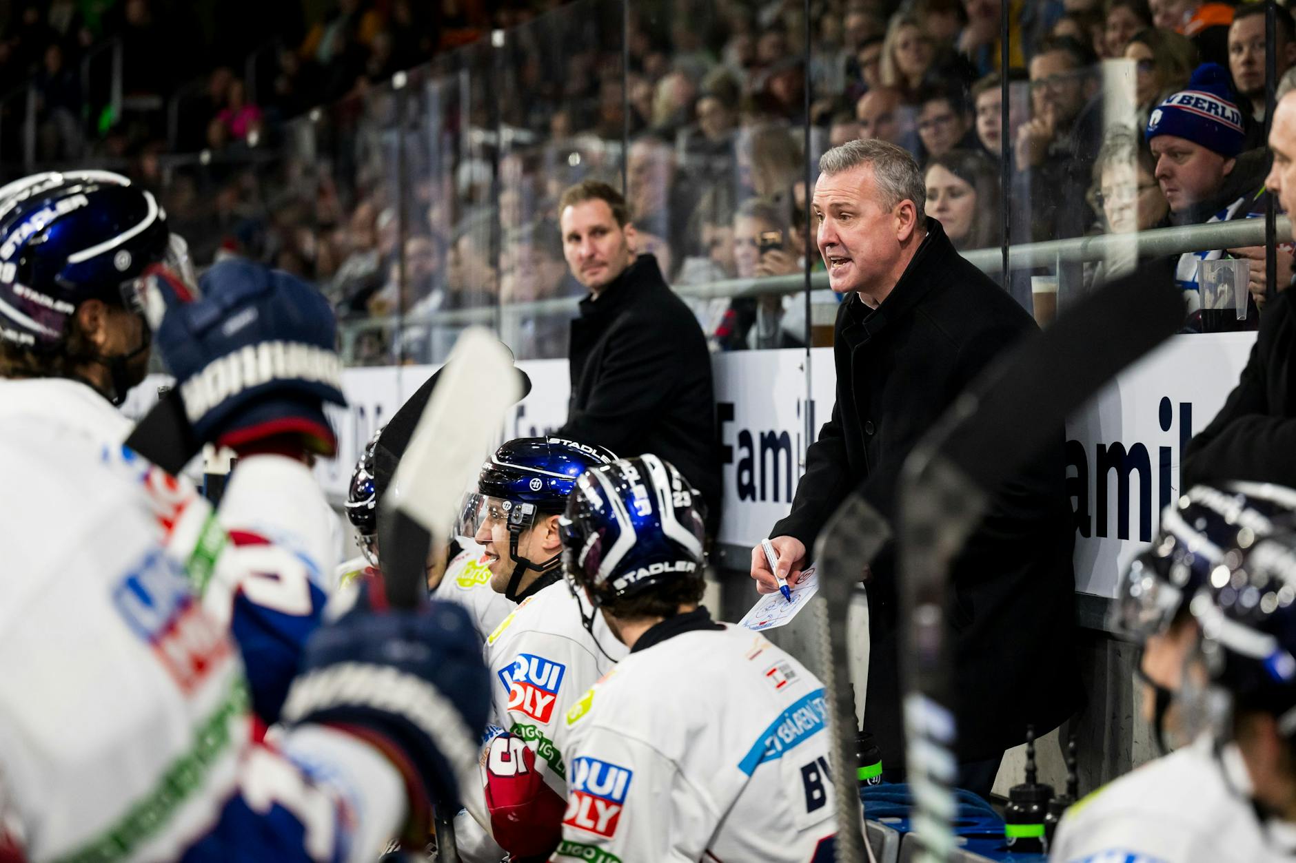Nur mit einem Punkt zu seinem heutigen 50. Geburtstag beschenkt, aber trotzdem nicht sauer: Eisbären-Trainer Serge Aubin (r.)