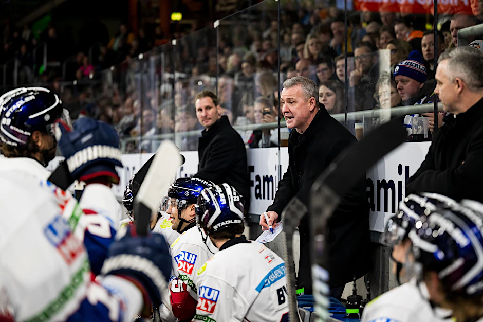 Nur mit einem Punkt zu seinem heutigen 50. Geburtstag beschenkt, aber trotzdem nicht sauer: Eisbären-Trainer Serge Aubin (r.)