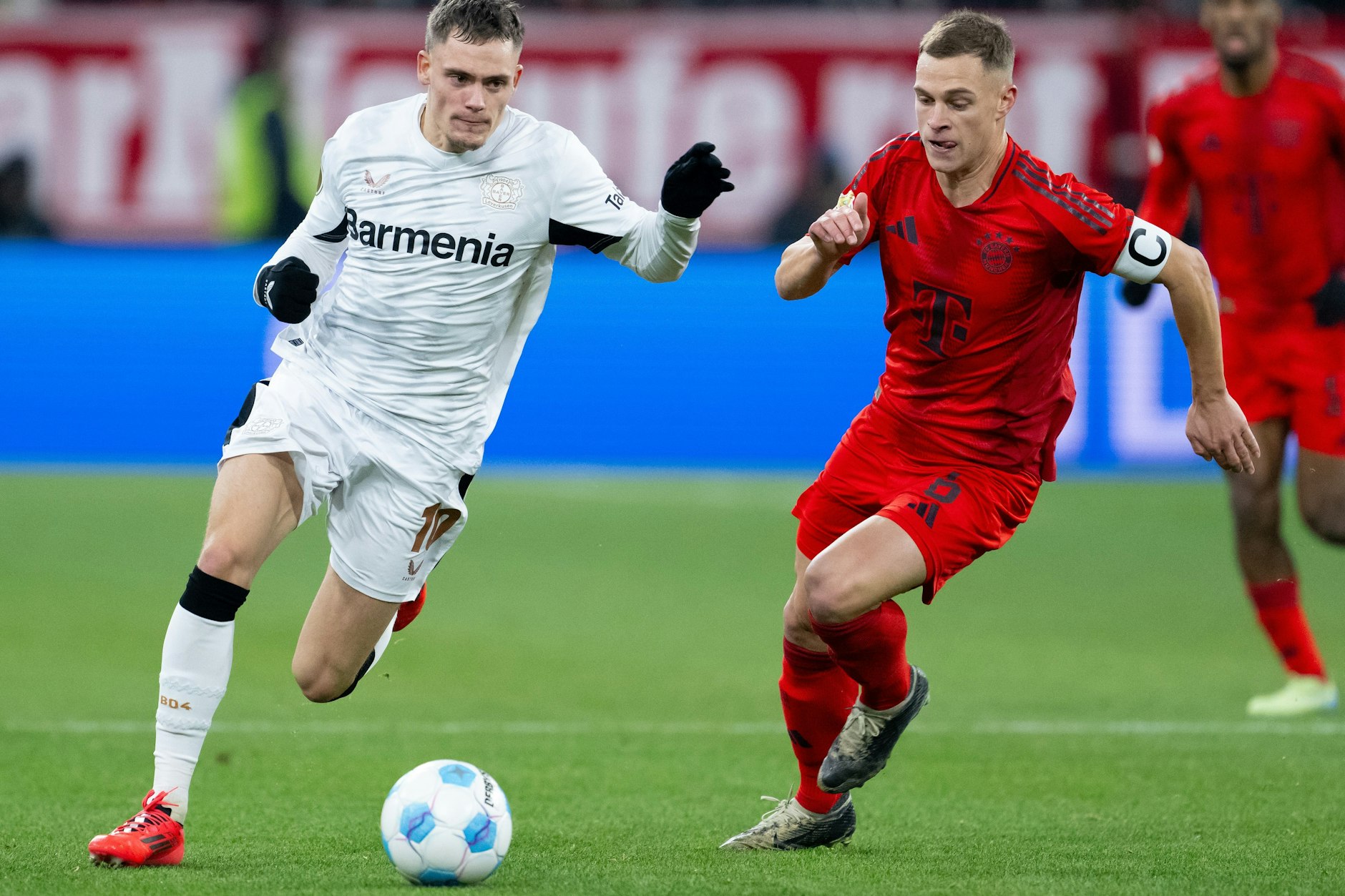 DFB-Pokal-Achtelfinale am 3. Dezember 2024: Leverkusens Florian Wirtz (l) und Bayerns Joshua Kimmich kämpfen um den Ball.