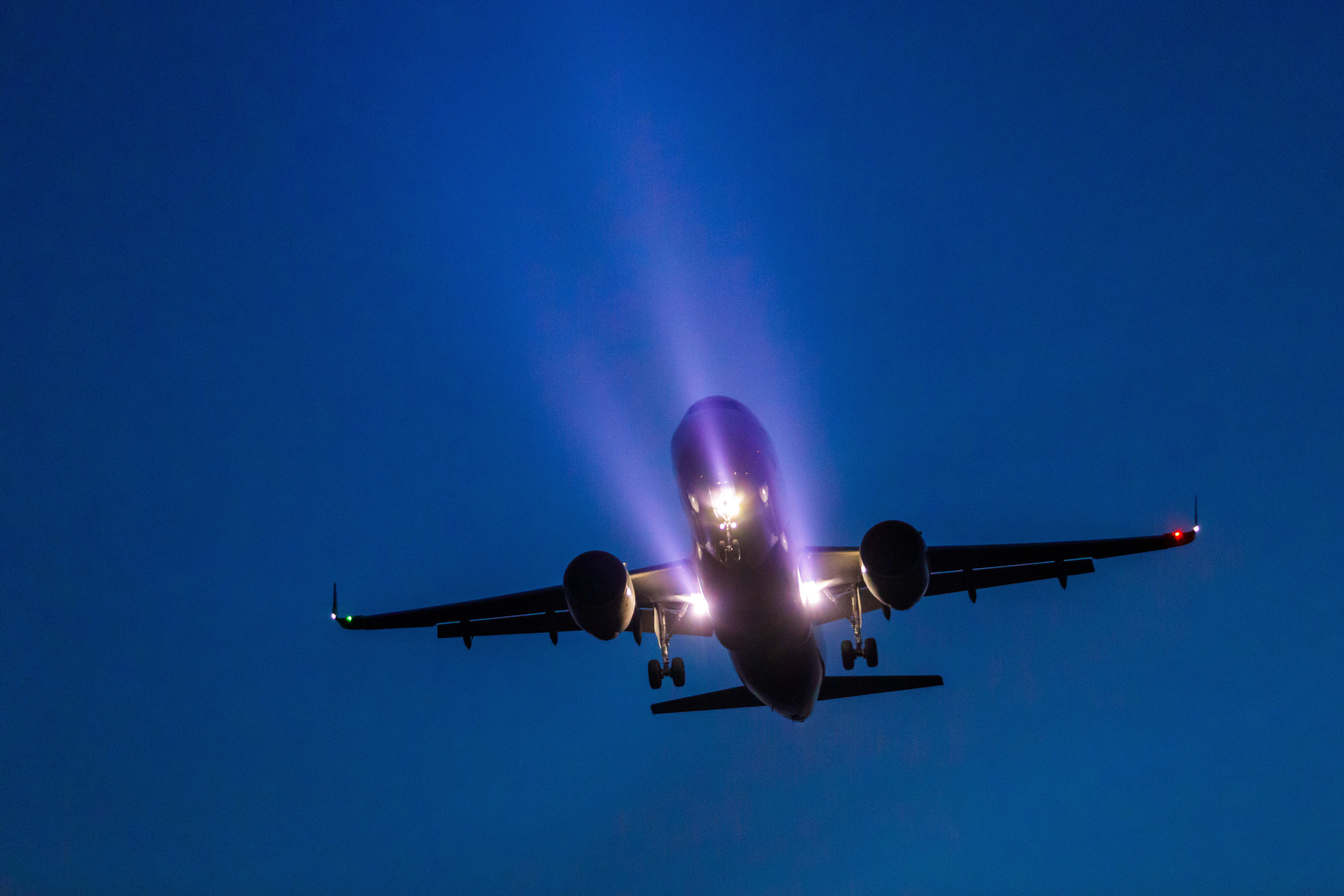 Erst vor wenigen Tagen berichtete der KURIER, dass die Flugsicherung nach Beginn des Nachtflugverbots die Landung eines Ryanair-Fliegers am BER verweigerte. Stattdessen musste der Flieger nach Hannover abdrehen – und das ist kein Einzelfall.