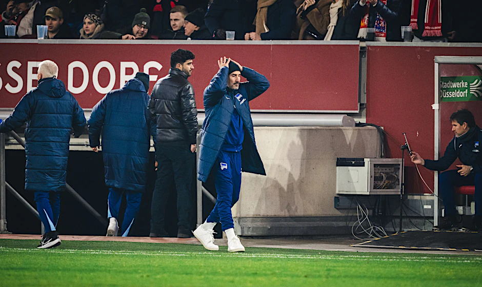 Hertha-Trainer Cristian Fiel kann es nicht fassen. War das 1:2 sein letztes Spiel an der Seitenlinie?