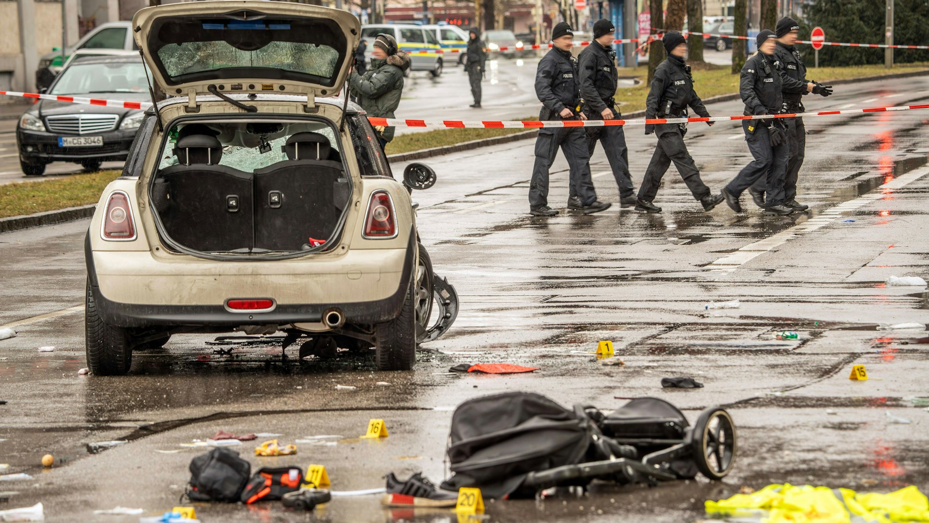 Es ist ein Bild des Schreckens: Nach dem Anschlag mit einem Mini Cooper liegt der völlig verbeulte Kinderwagen mitten auf der Straße.