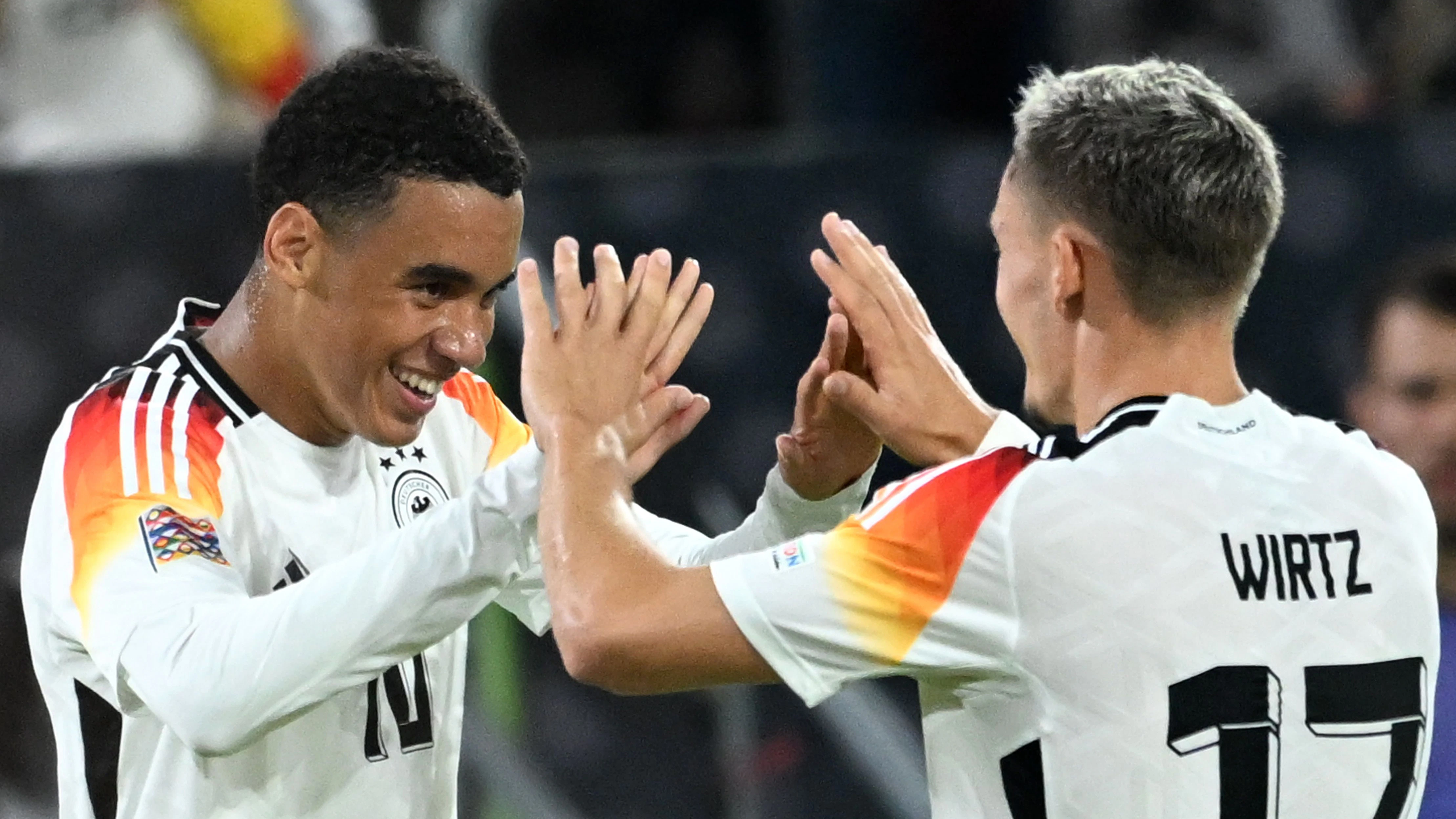 In der Nationalmannschaft sind Bayerns Jamal Musiala (l.) und Bayer-Star Florian Wirtz vereint, jubeln hier über einen Treffer.