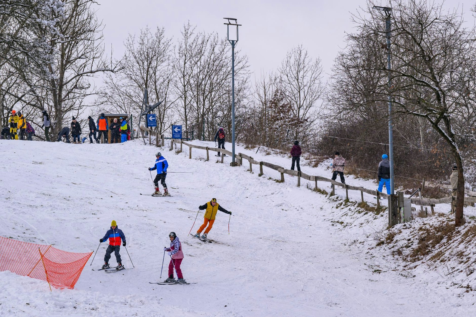 Das Skigebiet Diehloer Berge bei Eisenhüttenstadt stellt sich für das Wochenende auf reichlich Besucher ein. Der Tellerlift läuft am Samstag zwischen 11.00 und 16.00 Uhr, am Sonntag werde man «situationsbedingt» entscheiden.