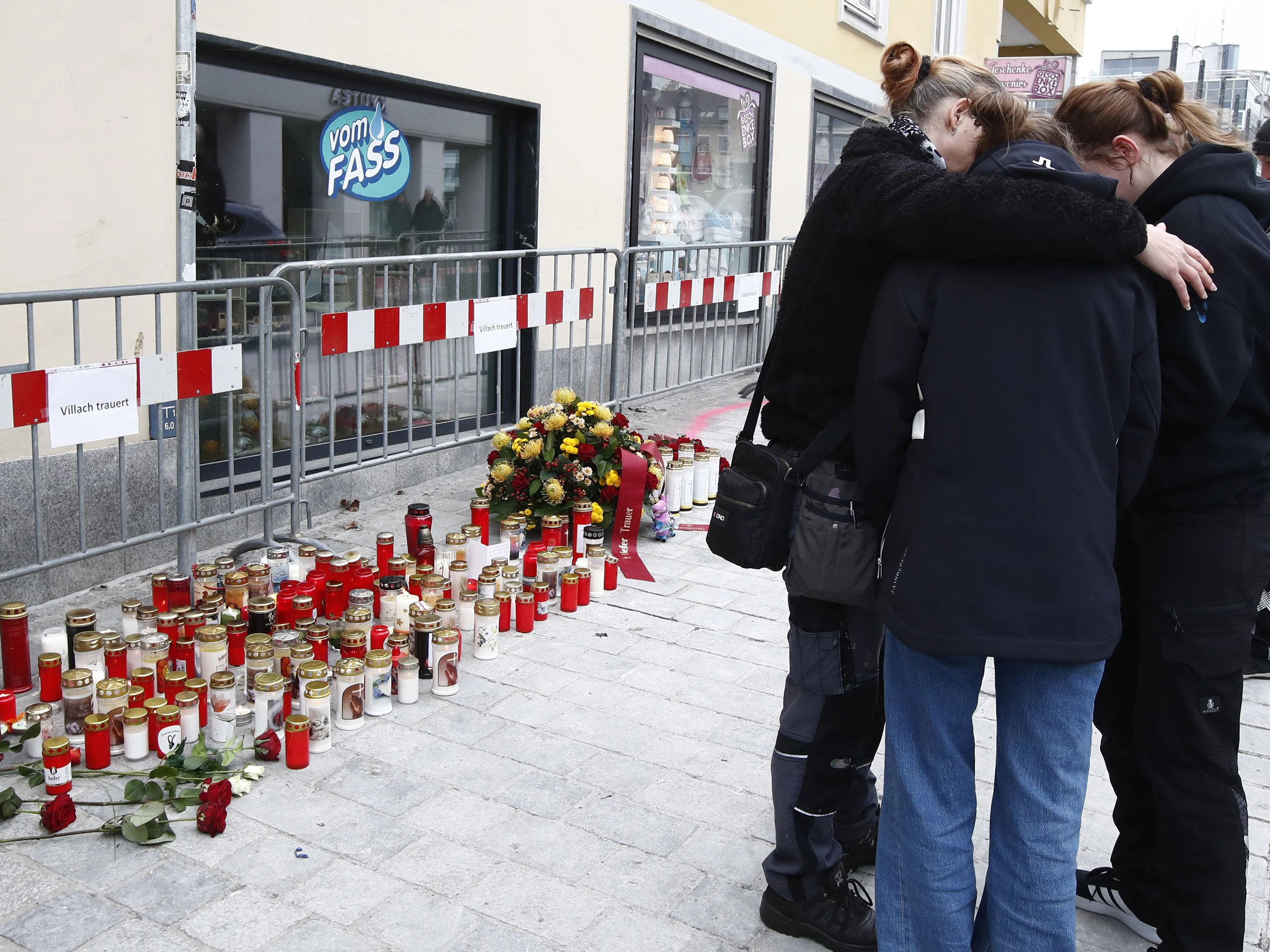 Am Tag nach dem Anschlag kamen immer wieder Passanten zum Tatort, legten Blumen nieder und zündeten Kerzen an.