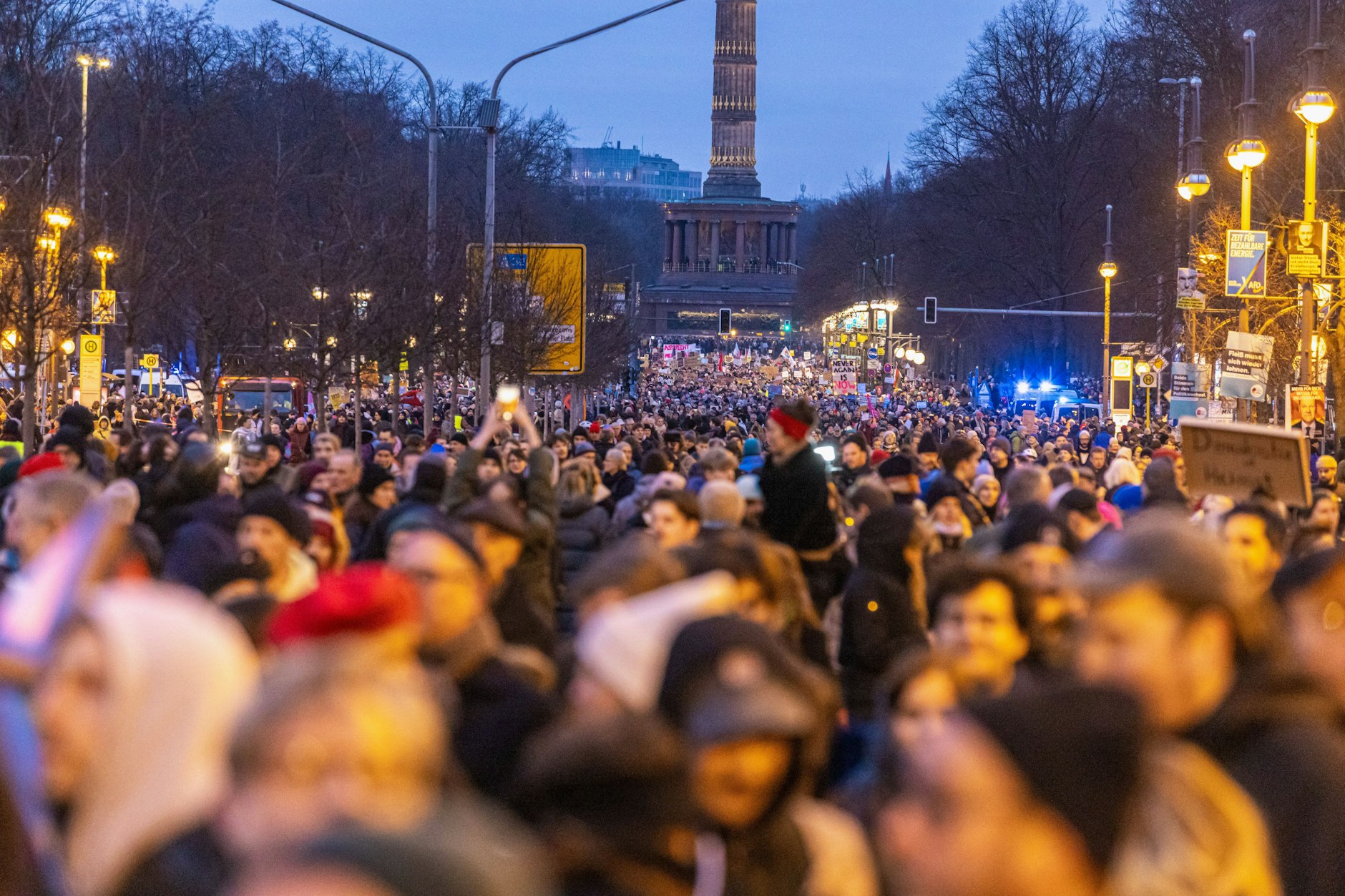Demo „Aufstand der Anständigen: Wir sind die Brandmauer“: Viele Tausende folgten Anfang Februar dem Ruf der Organisation Campact zur Demo gegen Kanzlerkandidat Friedrich Merz CDU und marschieren vom Platz der Republik Reichstag
