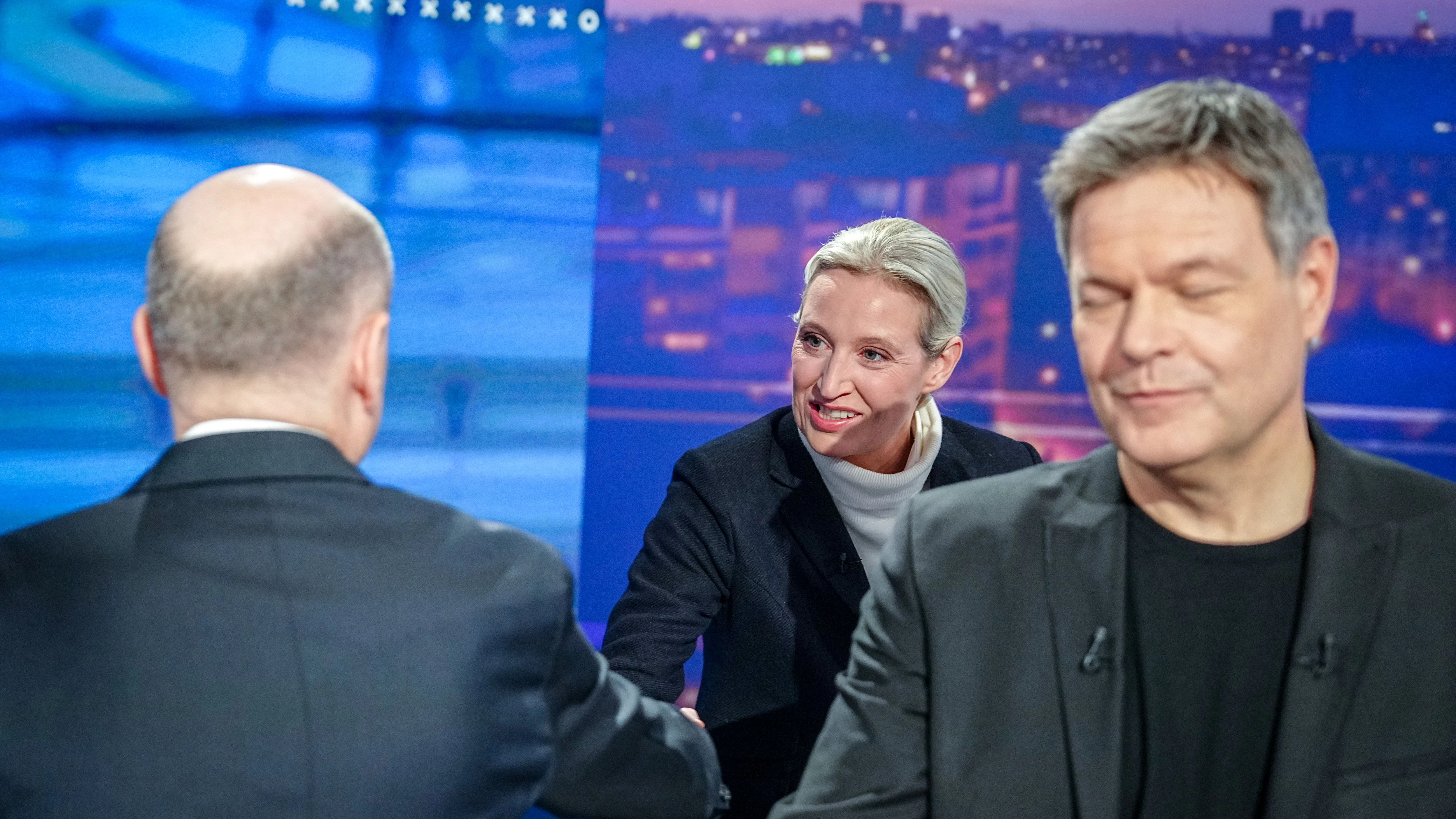 Olaf Scholz (SPD) und Alice Weidel, Fraktionsvorsitzende der AfD, begrüßen sich neben Robert Habeck (Bündnis 90/Die Grünen), Bundesminister für Wirtschaft und Klimaschutz, beim Quadrell. 