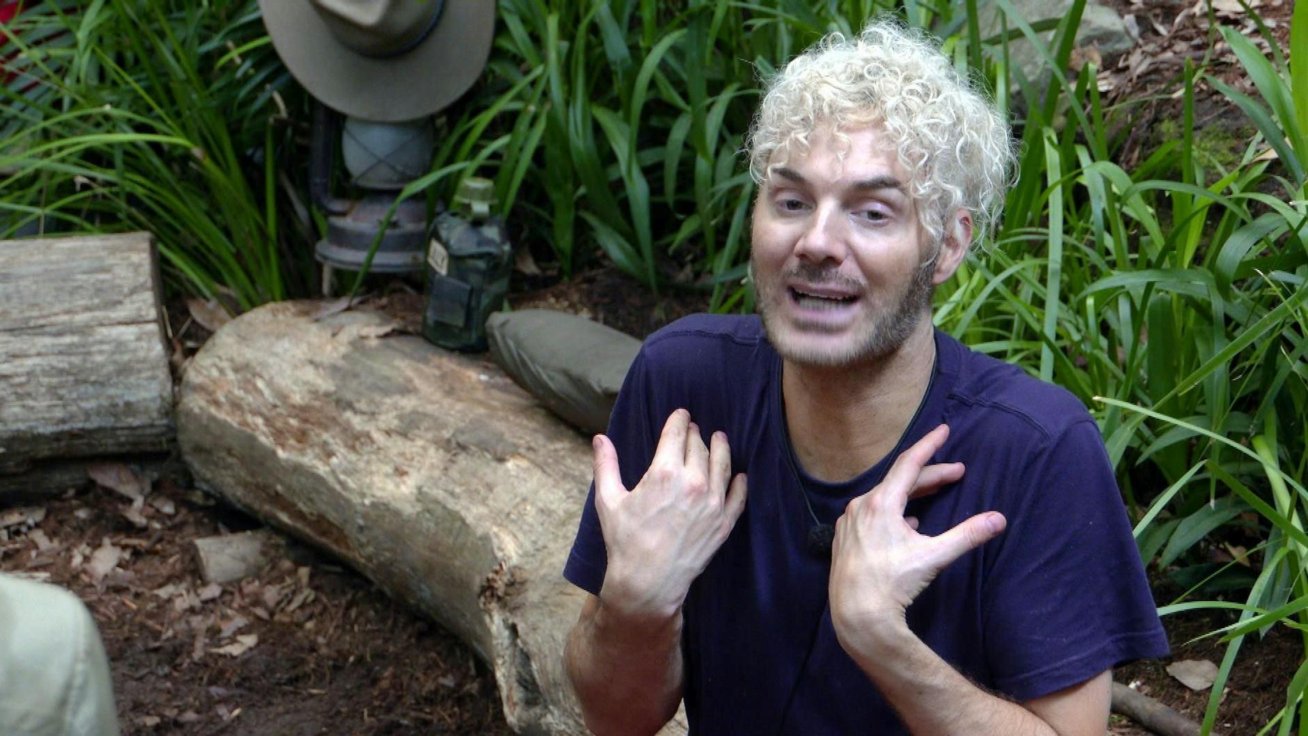 Während Sam Dylan im Dschungelcamp saß, belagerten Reporter seine alten Eltern. Der Reality-Star spricht von Nötigung.