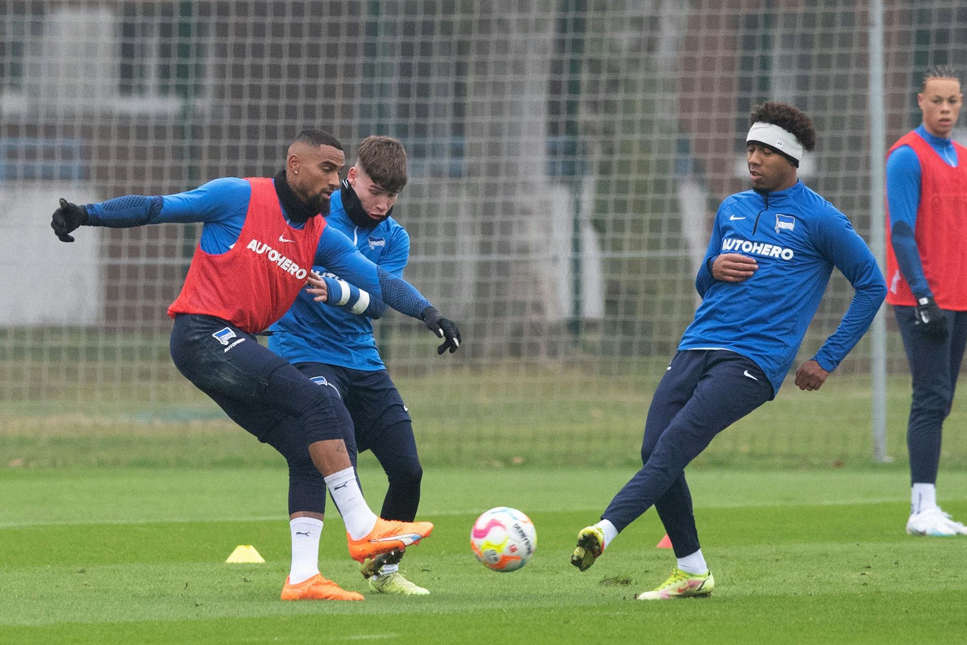 Lukas Ullrich (M.) durfte bei Hertha BSC zwar mit den Großen trainieren, sein Profi-Debüt feierte er aber erst nach seinem Wechsel zu Borussia Mönchengladbach.