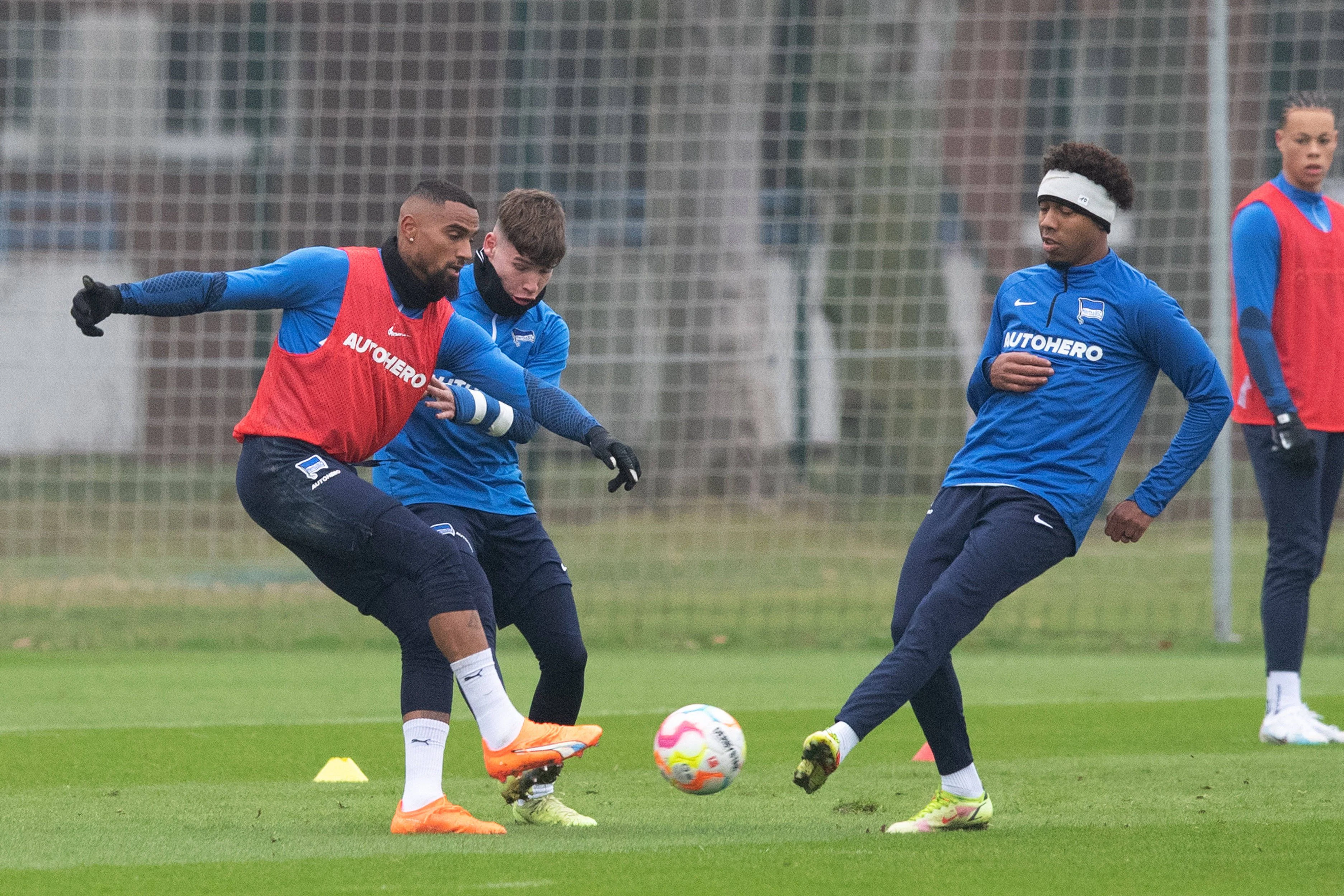 Lukas Ullrich (M.) durfte bei Hertha BSC zwar mit den Großen trainieren, sein Profi-Debüt feierte er aber erst nach seinem Wechsel zu Borussia Mönchengladbach.
