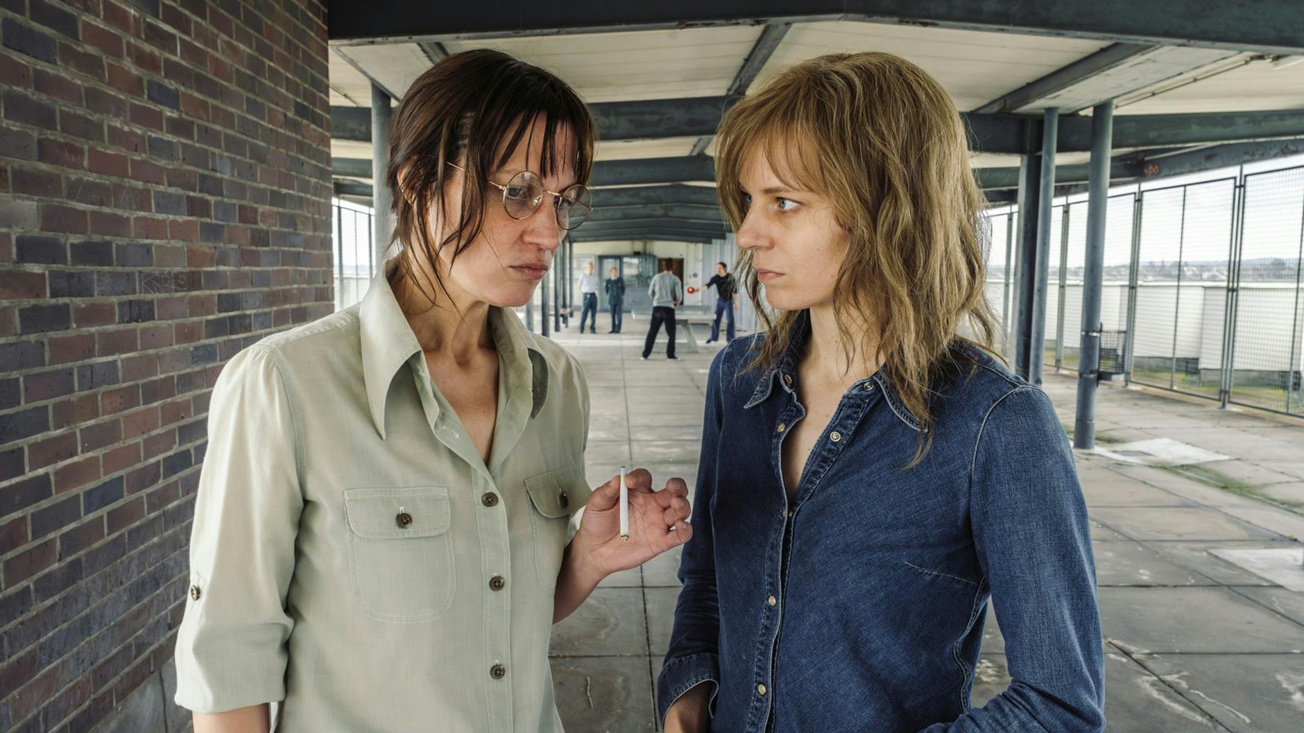 Ulrike Meinhof (Tatiana Nekrasov, li.) und Gudrun Ensslin (Lilith Stangenberg) beim Hofgang im Knast von Stammheim.