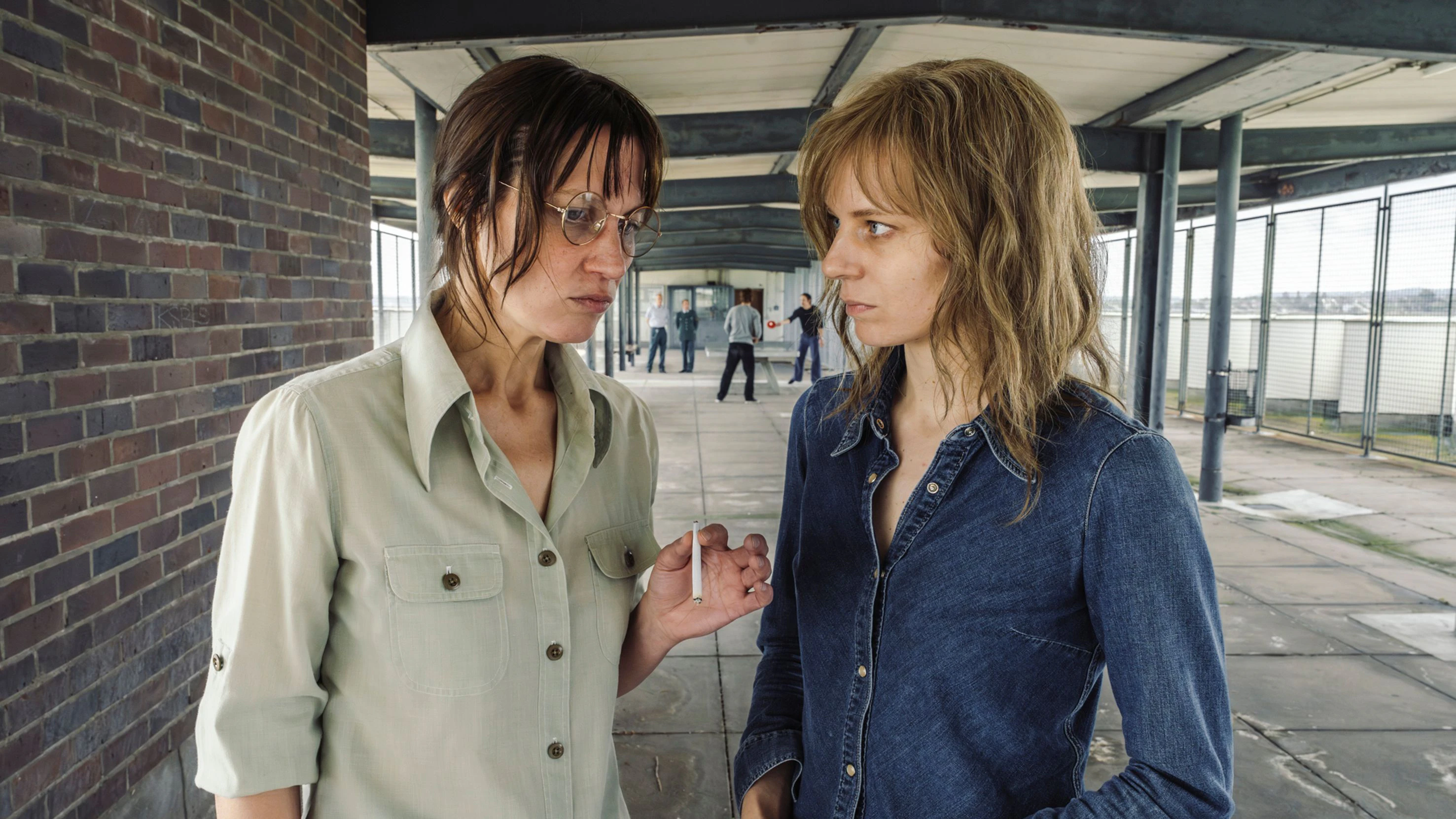 Ulrike Meinhof (Tatiana Nekrasov, li.) und Gudrun Ensslin (Lilith Stangenberg) beim Hofgang im Knast von Stammheim.