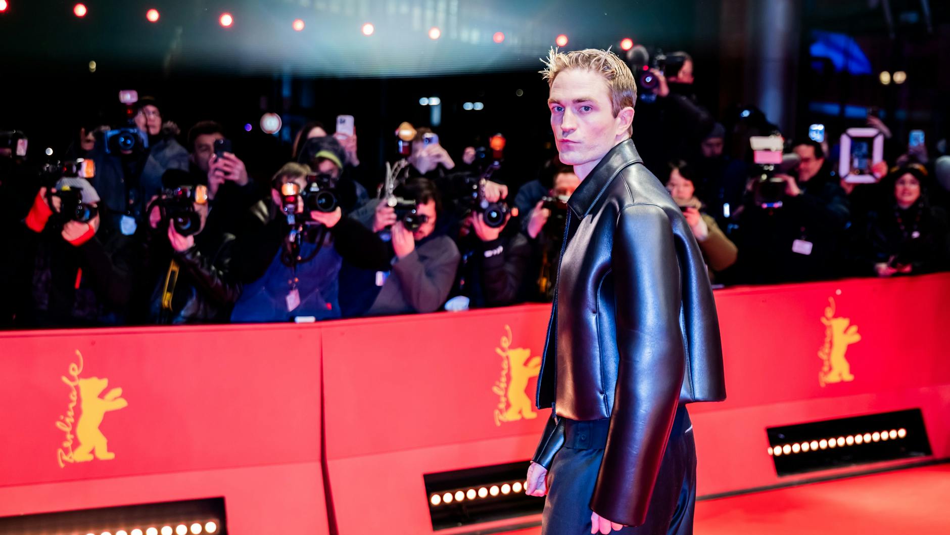 Cool wie immer: Weltstar Robert Pattinson bei der Premiere des Berlinale-Films „Mickey 17“.