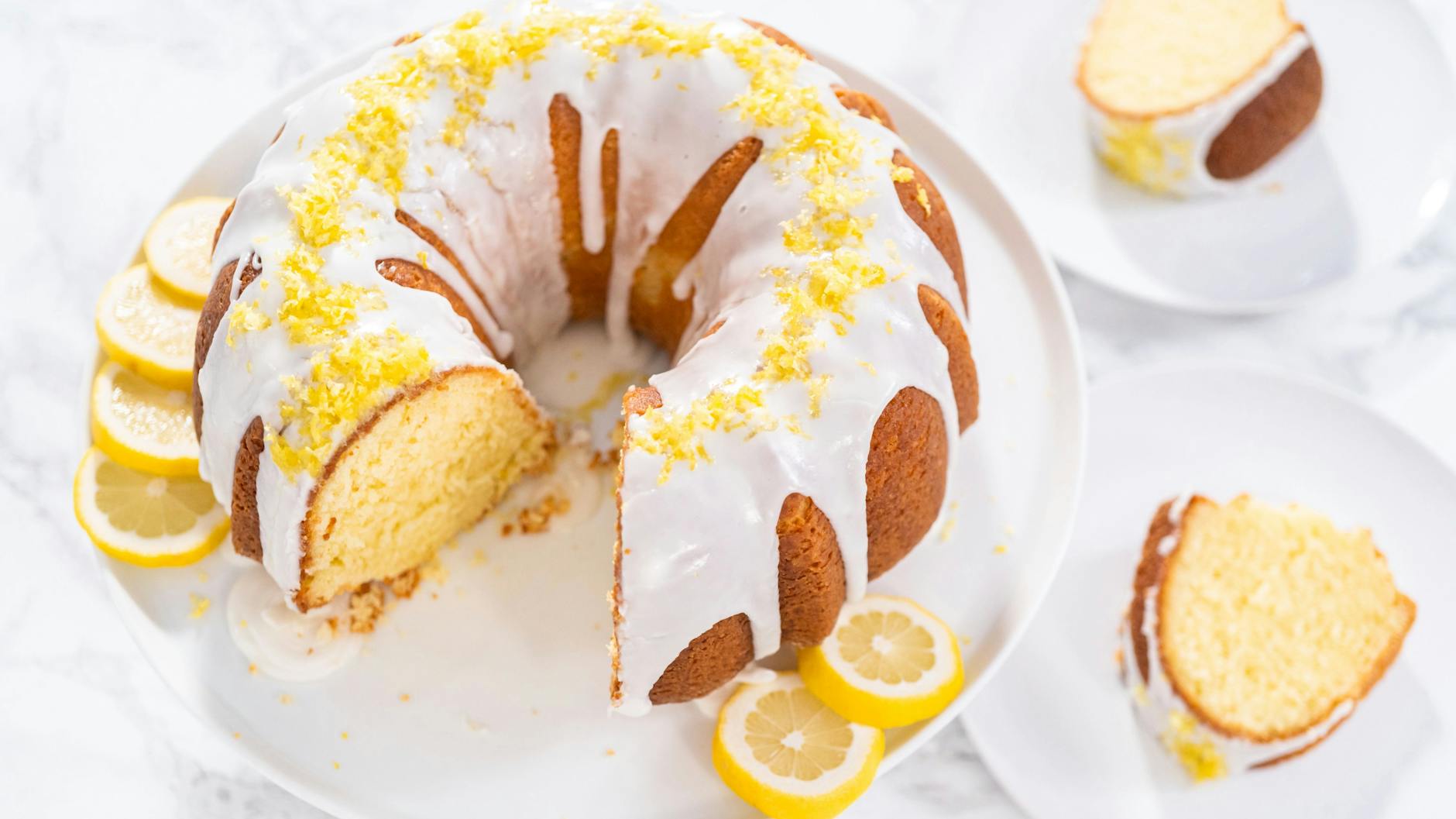 Der Zitronenkuchen kann in einer Kastenform oder einer Gugelhupfform gebacken werden.