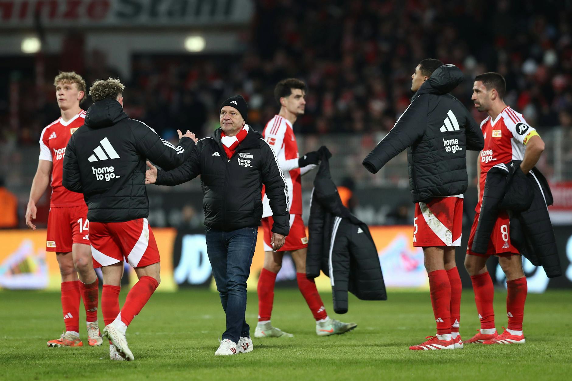 Nicht Fisch, nicht Fleisch: Manager Horst Heldt und die Spieler des 1. FC Union wissen nach dem 1:2 gegen Gladbach auch nicht so recht weiter.