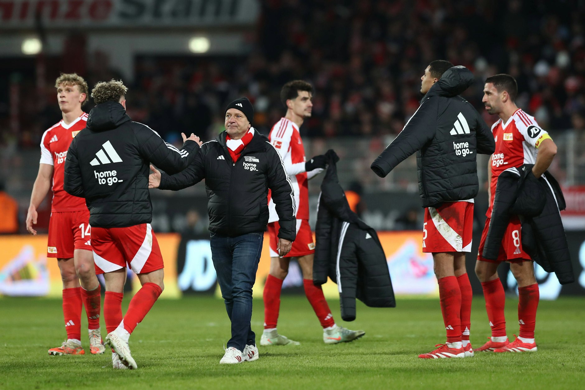 Nicht Fisch, nicht Fleisch: Manager Horst Heldt und die Spieler des 1. FC Union wissen nach dem 1:2 gegen Gladbach auch nicht so recht weiter.