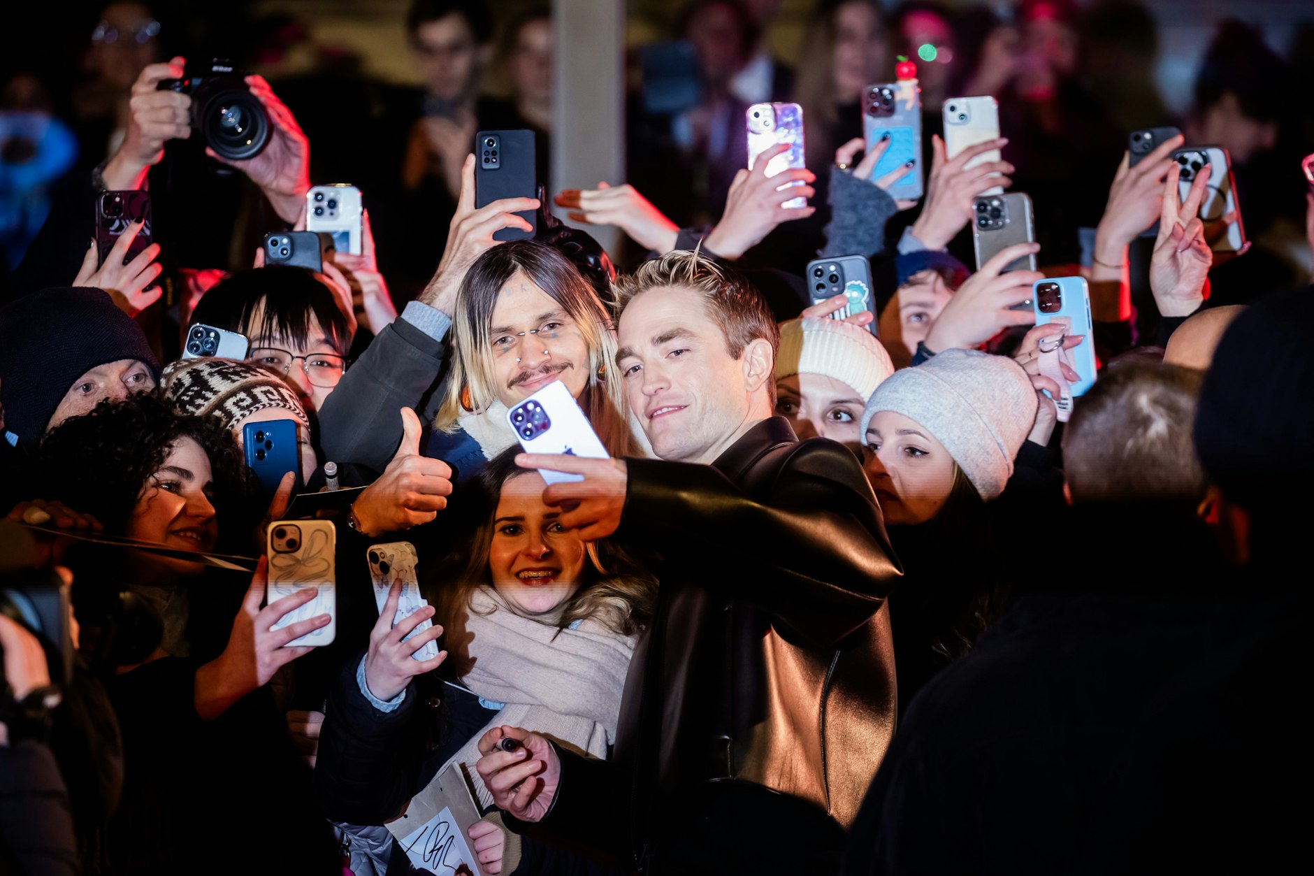 Der Schauspieler Robert Pattinson mit Fans vor der Special Gala für „Mickey 17“