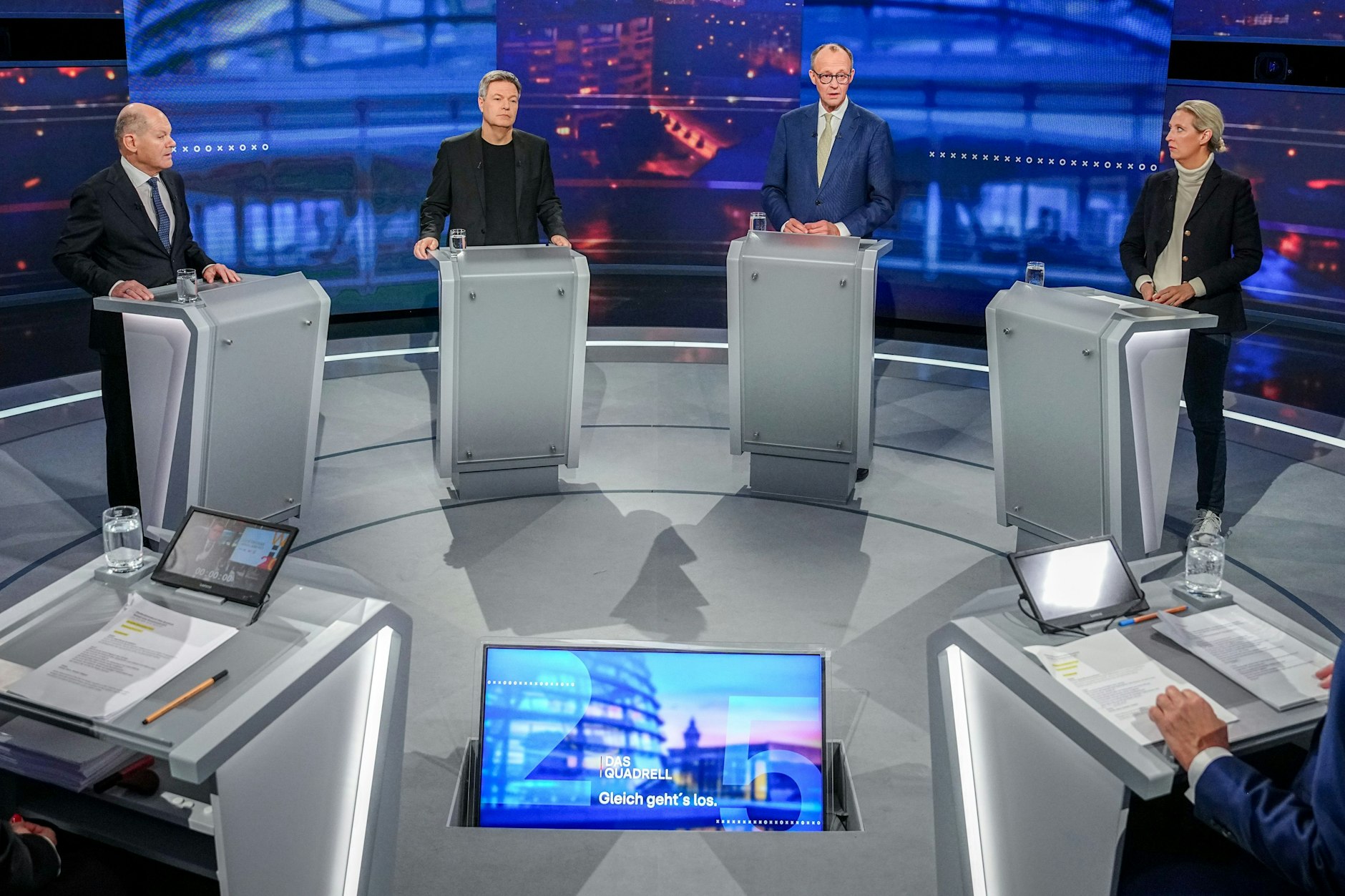 Olaf Scholz (SPD), Robert Habeck (Bündnis 90/Die Grünen), Bundesminister für Wirtschaft und Klimaschutz, Friedrich Merz, Unions Kanzlerkandidat und CDU Bundesvorsitzender, und Alice Weidel, Fraktionsvorsitzende der AfD, beim Quadrell im Studio von RTL.