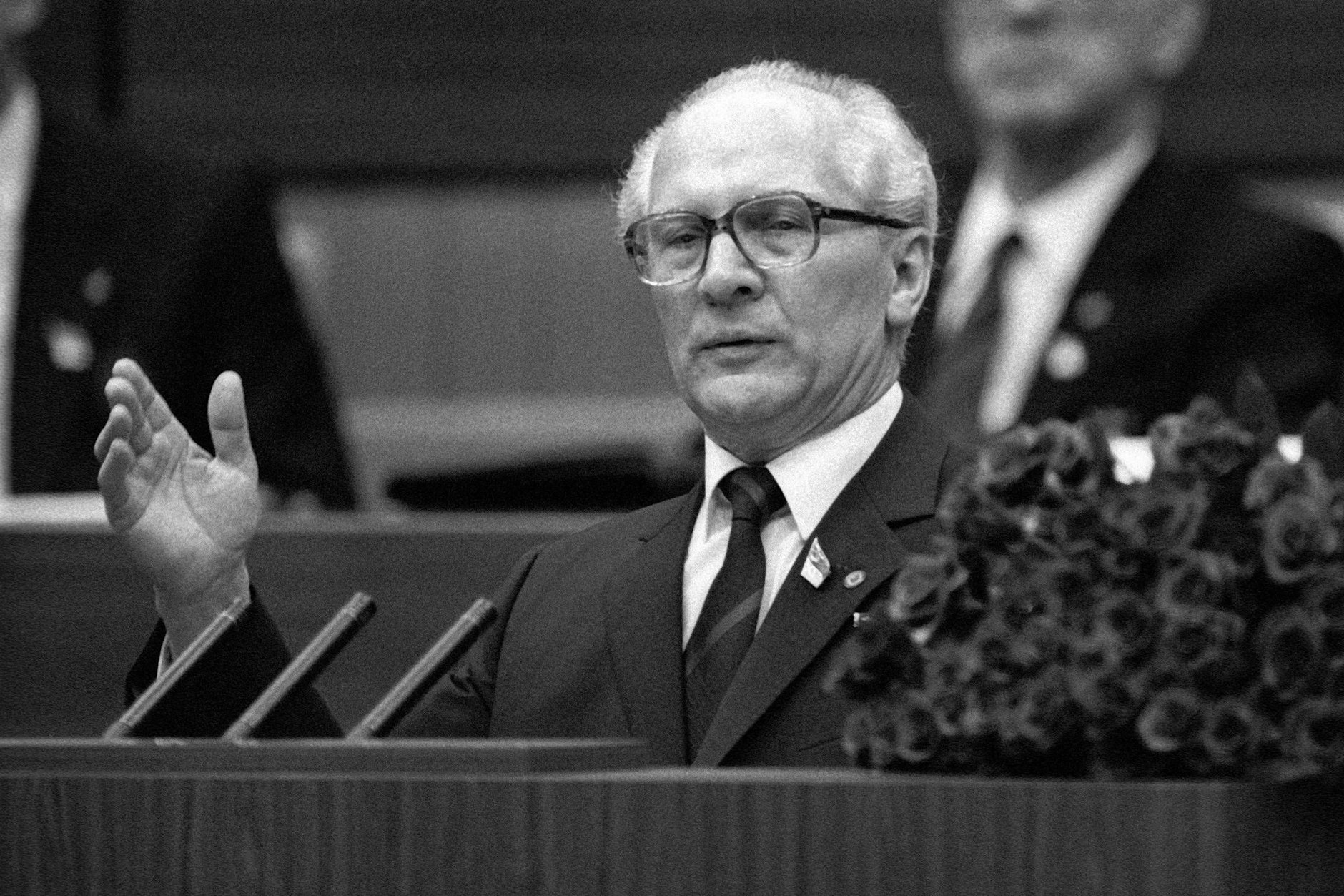 Der Blick ernst und starr: So hätte Erich Honecker sicher auf den einen oder anderen Witz aus der DDR reagiert. Heute dürfen Sie über Witze aus der DDR zum Glück herzhaft lachen!