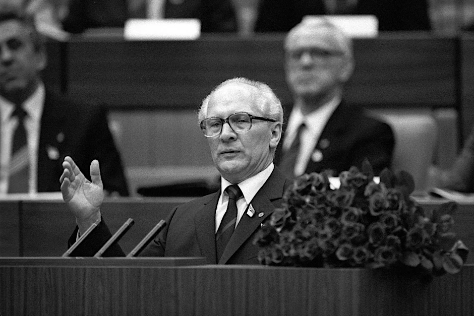 Der Blick ernst und starr: So hätte Erich Honecker sicher auf den einen oder anderen Witz aus der DDR reagiert. Heute dürfen Sie über Witze aus der DDR zum Glück herzhaft lachen!