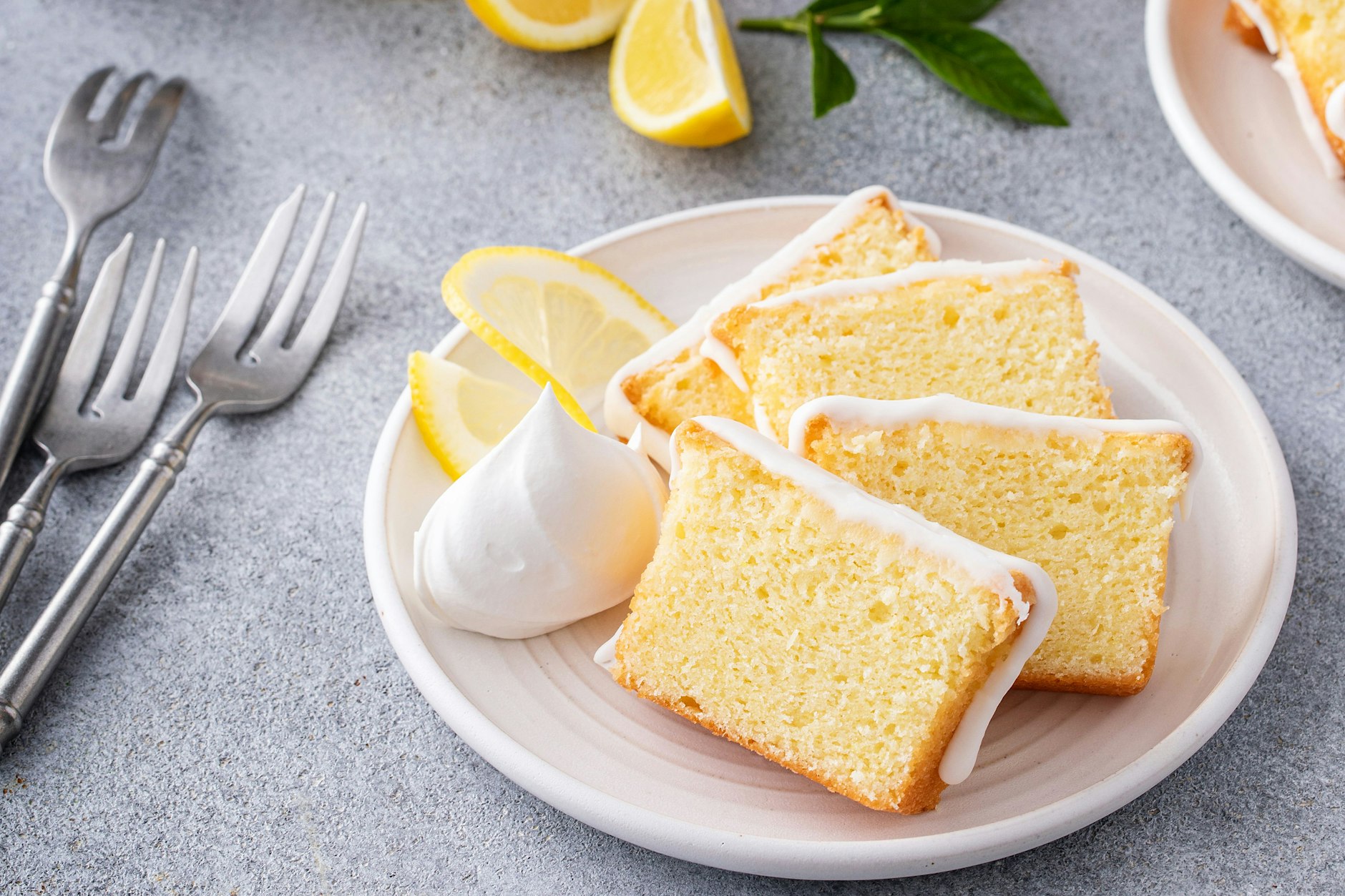 Fluffiger, saftiger Zitronenkuchen – das schnelle, einfache Rezept