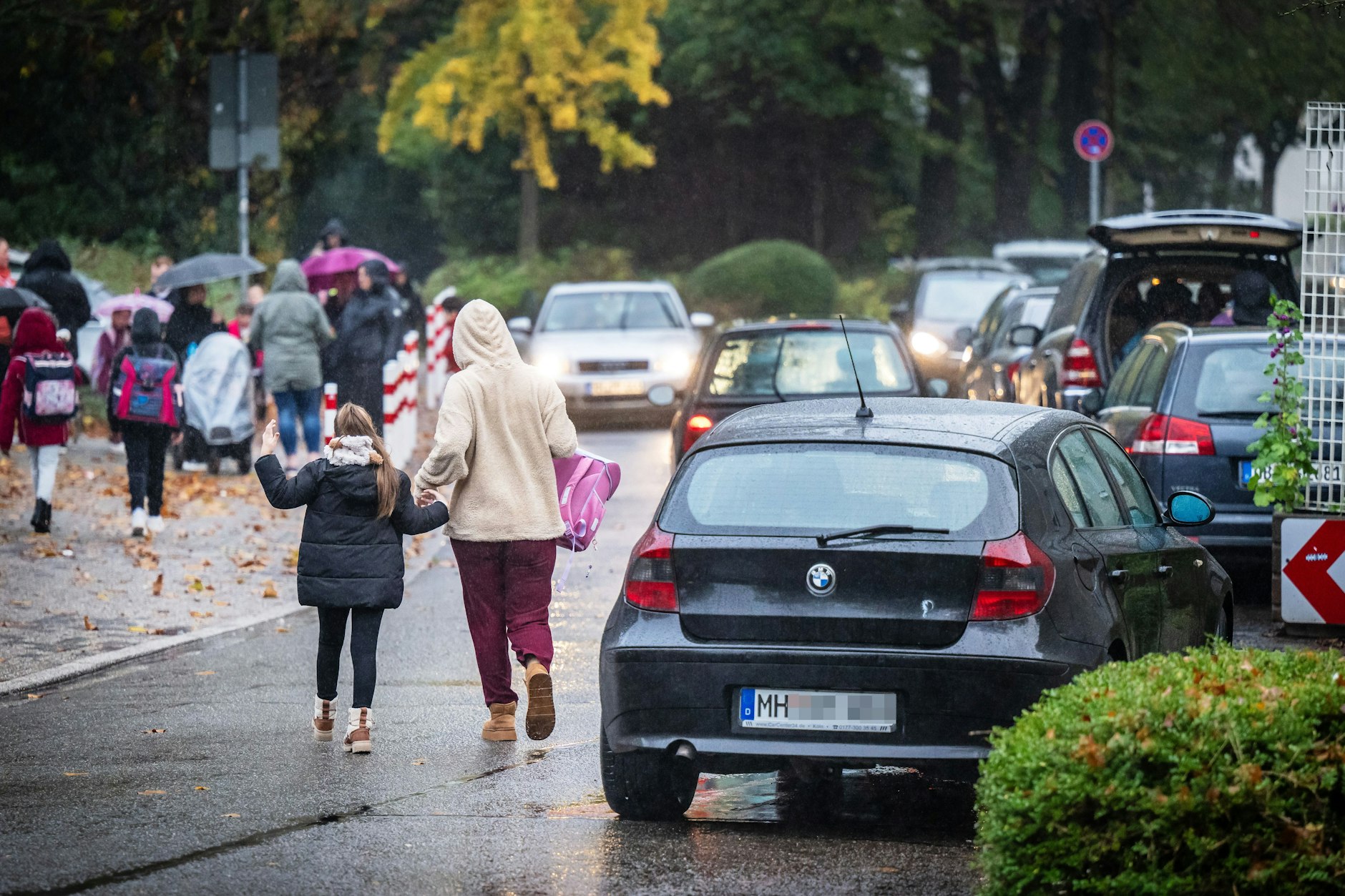 Nicht überall scheint man Kindern zuzutrauen, den Eingang der Schule selbst zu finden.