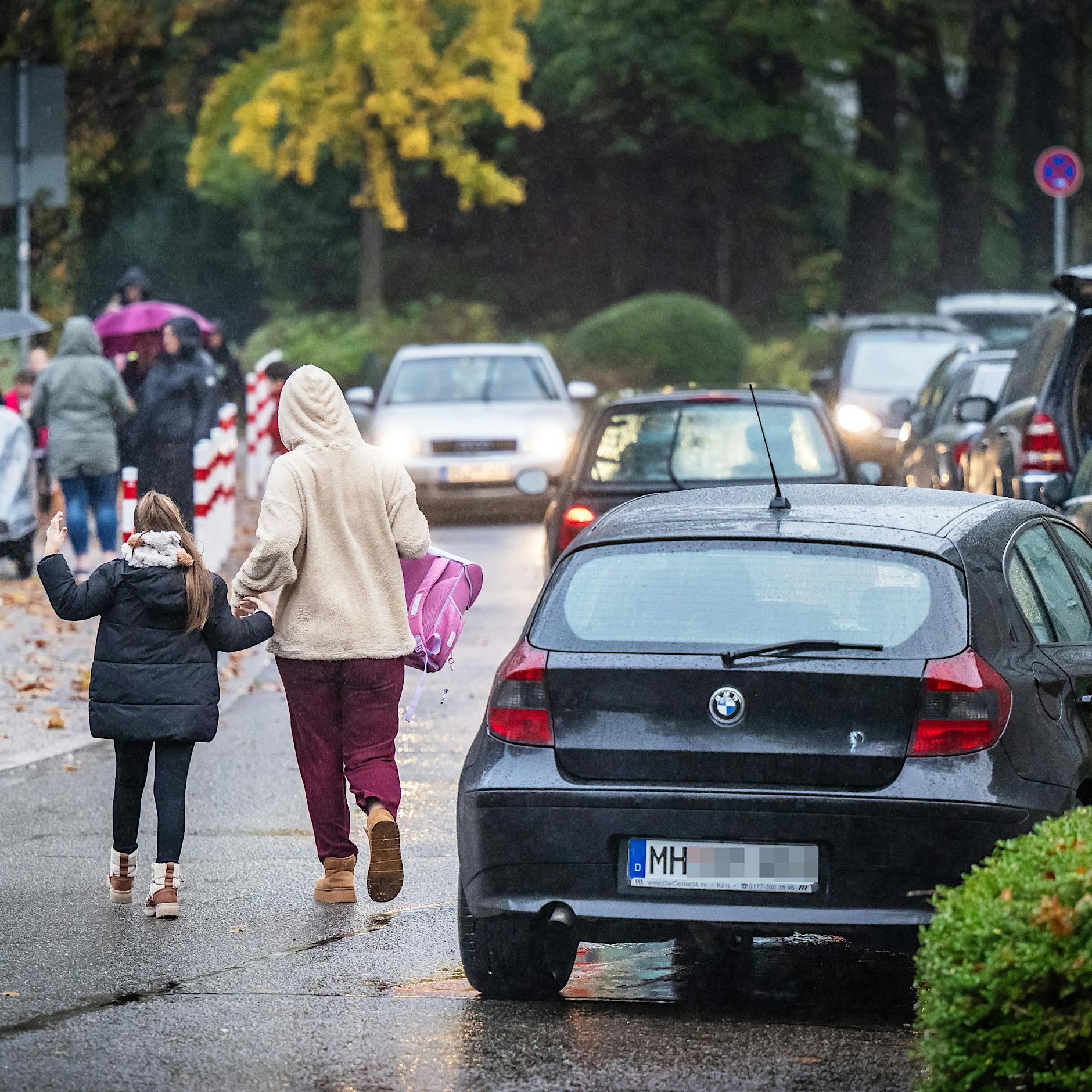 Elterntaxis, Transportschiffe und Straßensperren: Warum überfürsorgliche Eltern den Schulweg unsicher machen