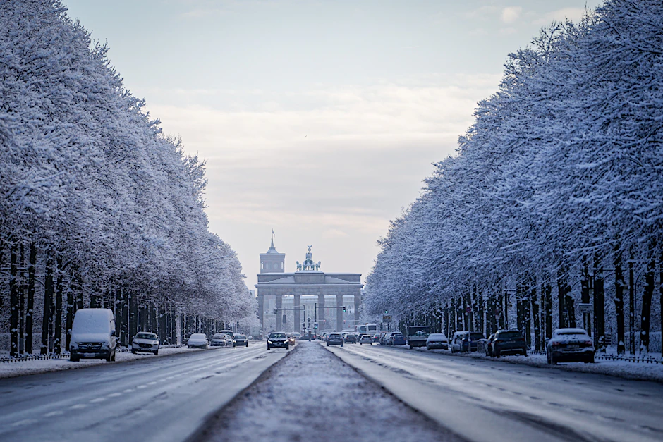 Berlin ist in eine Schneedecke gehüllt.