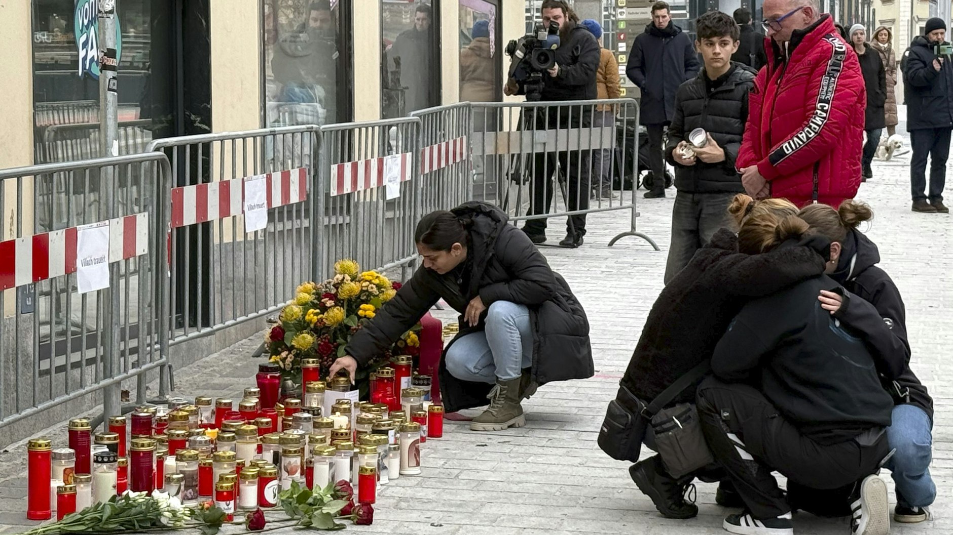 Am Tatort in der Innenstadt von Villach legten Menschen Blumen nieder und stellten Kerzen ab.