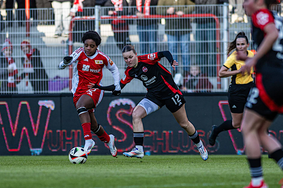 Naika Reissner (l.) erzielte beim klaren Sieg des 1. FC Union Berlin gegen den 1. Nürnberg zwar kein Tor, aber war eine der auffälligsten Spielerinnen.