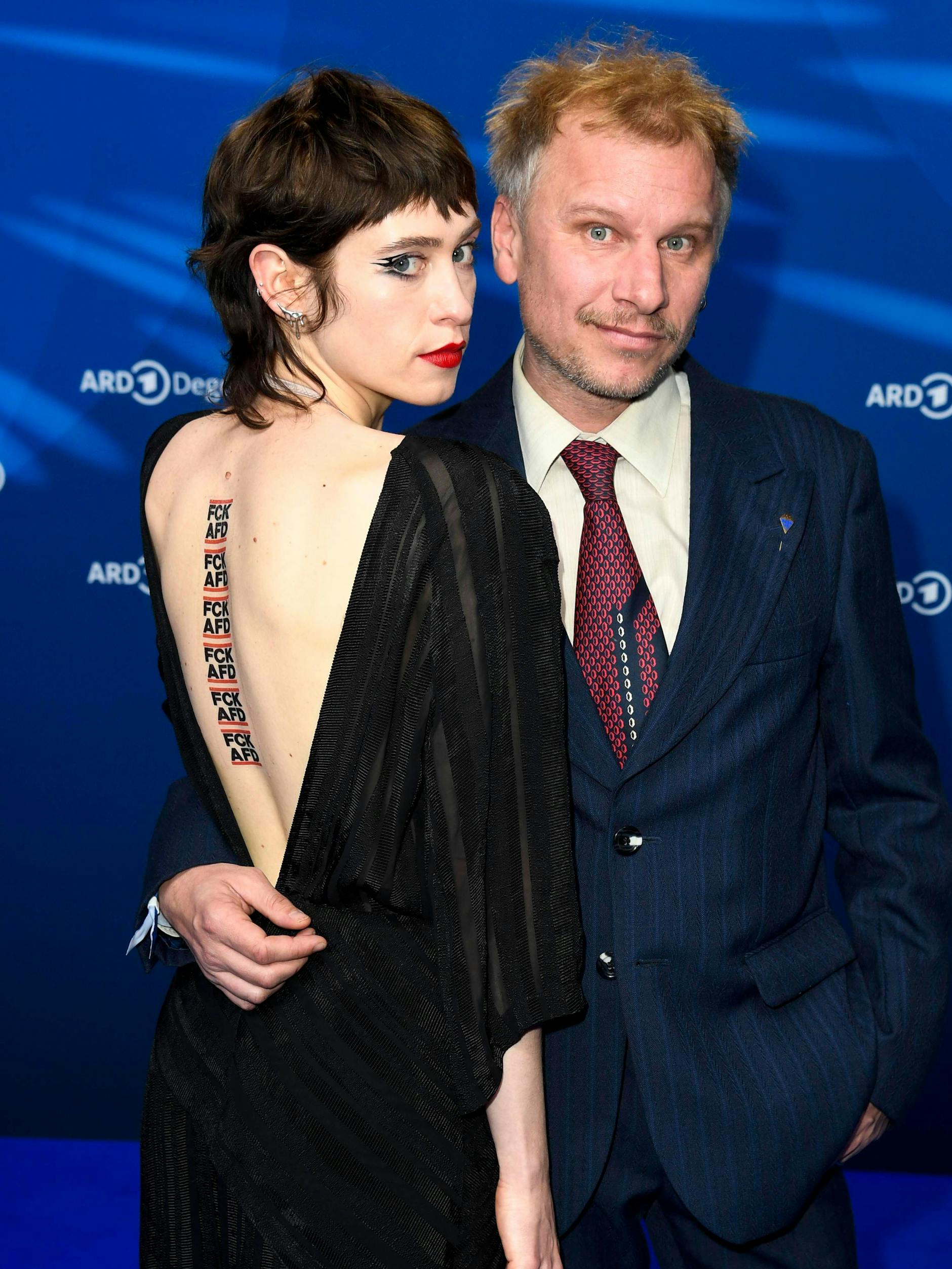 Darstellerin Lia von Blarer zeigt sich bei der Berlinale-ARD-Blue-Hour-Fete wieder mit einem „Scheiß AfD“-Tattoo – an der Seite von Robert Stadlober.