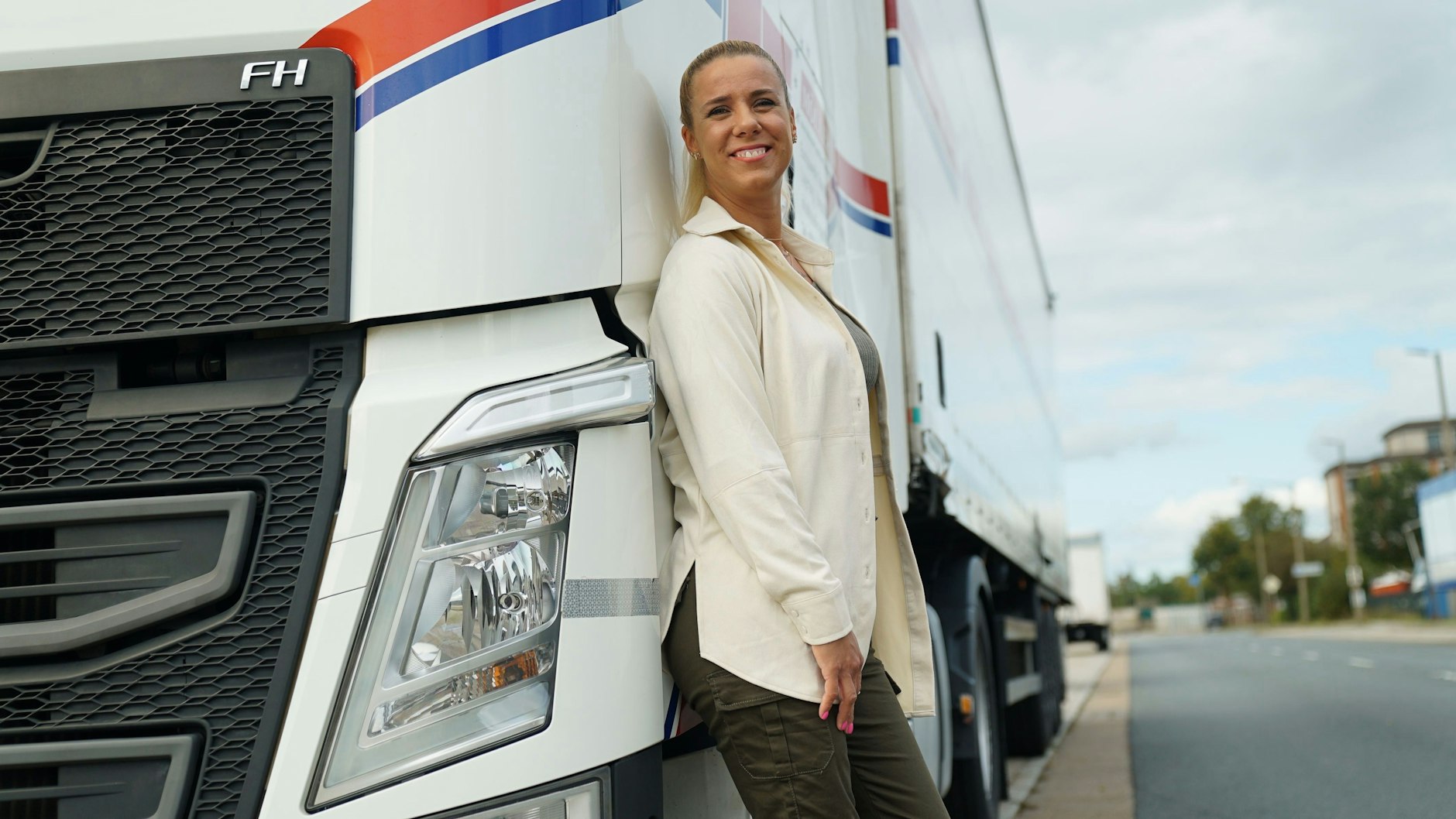 Auch Hammerbraut Daniela Rohde ist nicht sicher vor Pannen - das zeigt auch die neueste Folge „Trucker Babes“ bei Kabel Eins.