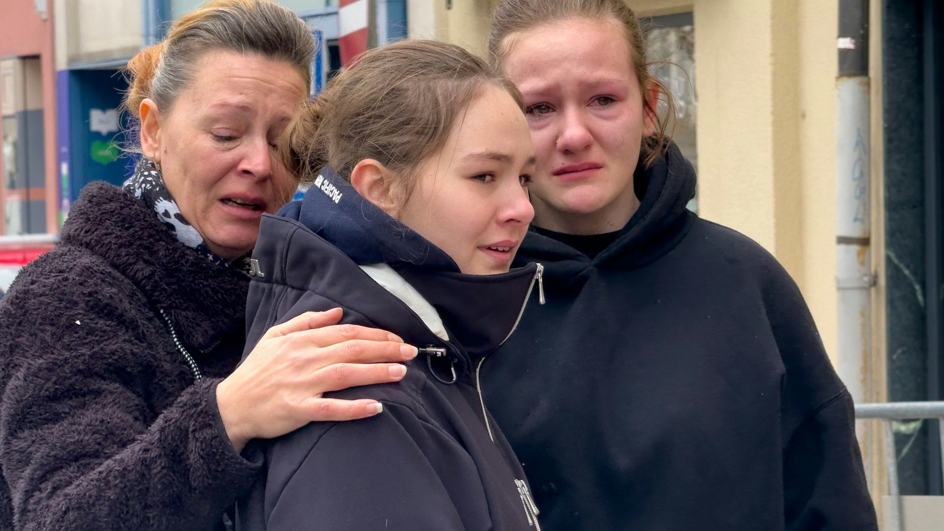 Trauer in Villach: Die Menschen sind nach der blutigen Tat von Sonnabend geschockt. Ein 14-Jähriger wurde in der Innenstadt erstochen.
